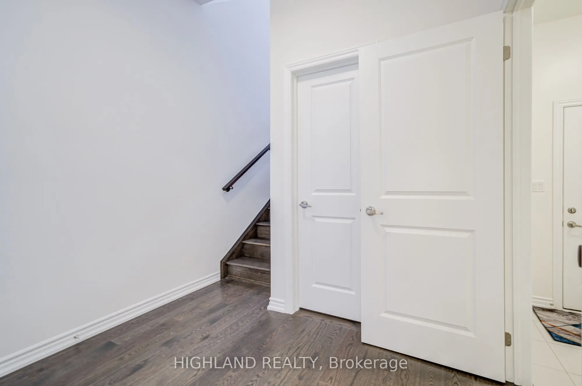1162 Dartmouth Crescent