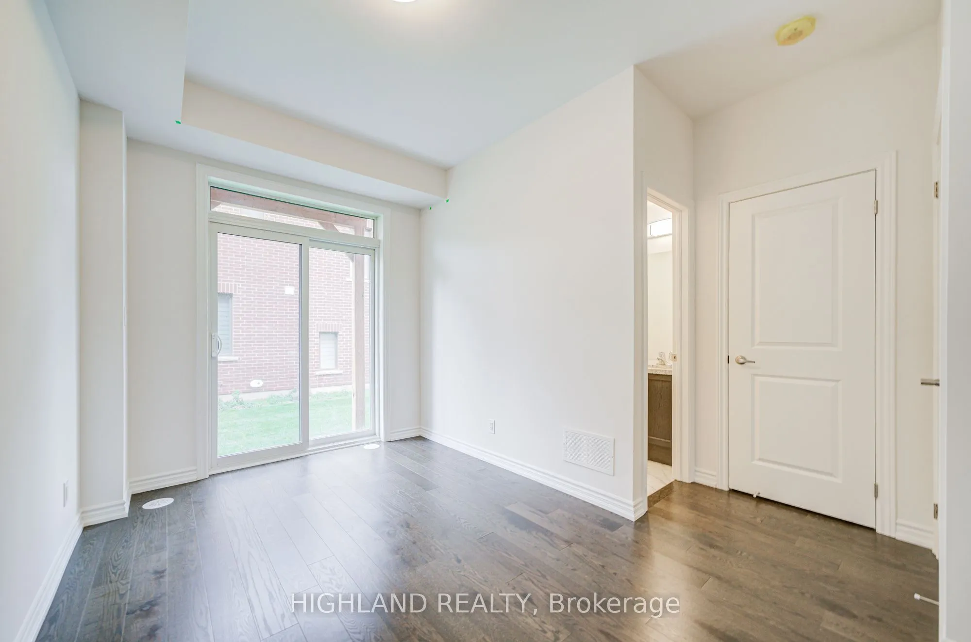 1162 Dartmouth Crescent