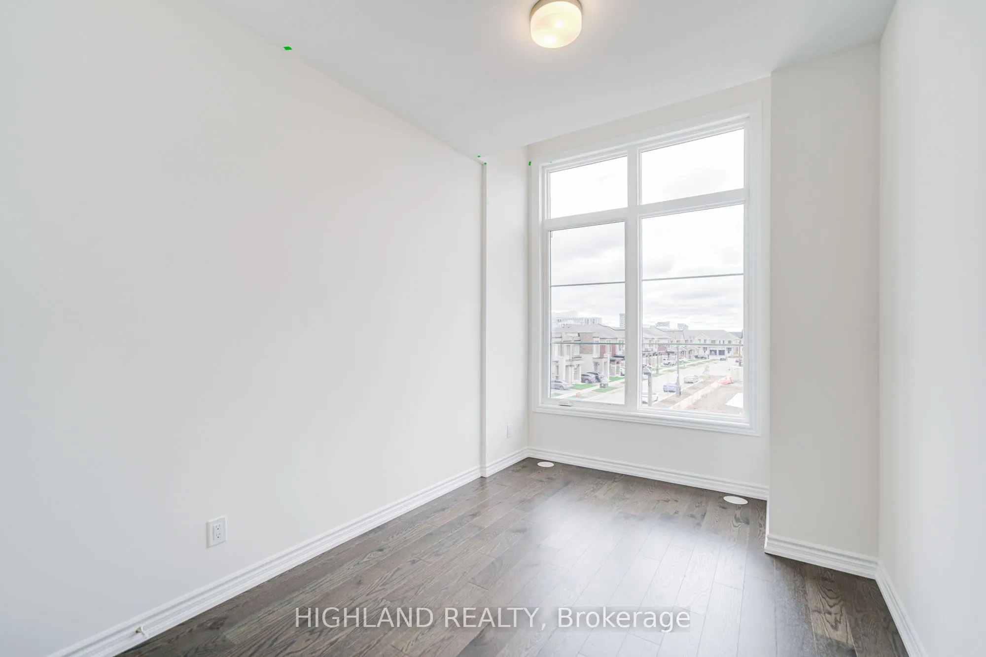 1162 Dartmouth Crescent