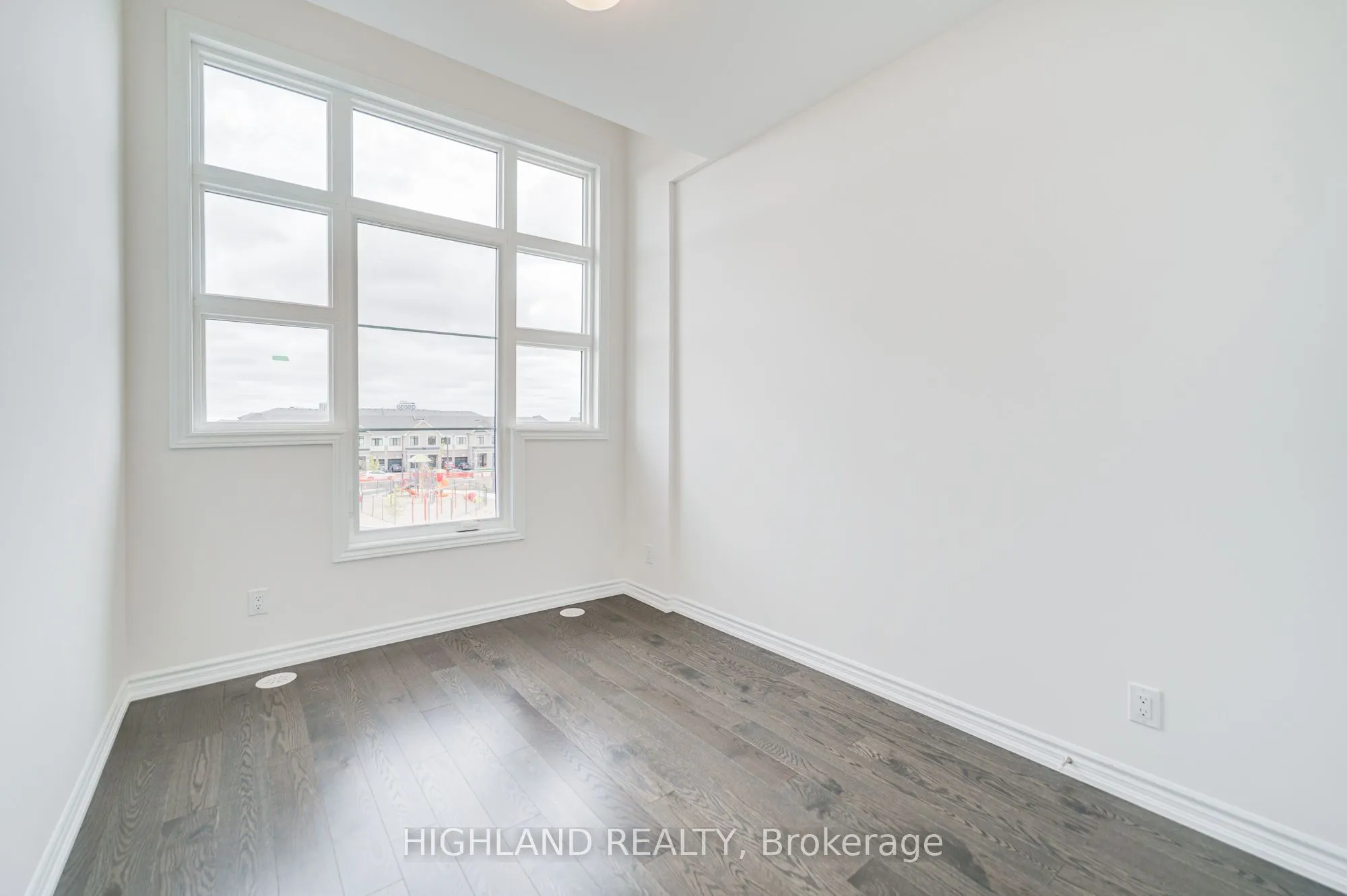 1162 Dartmouth Crescent