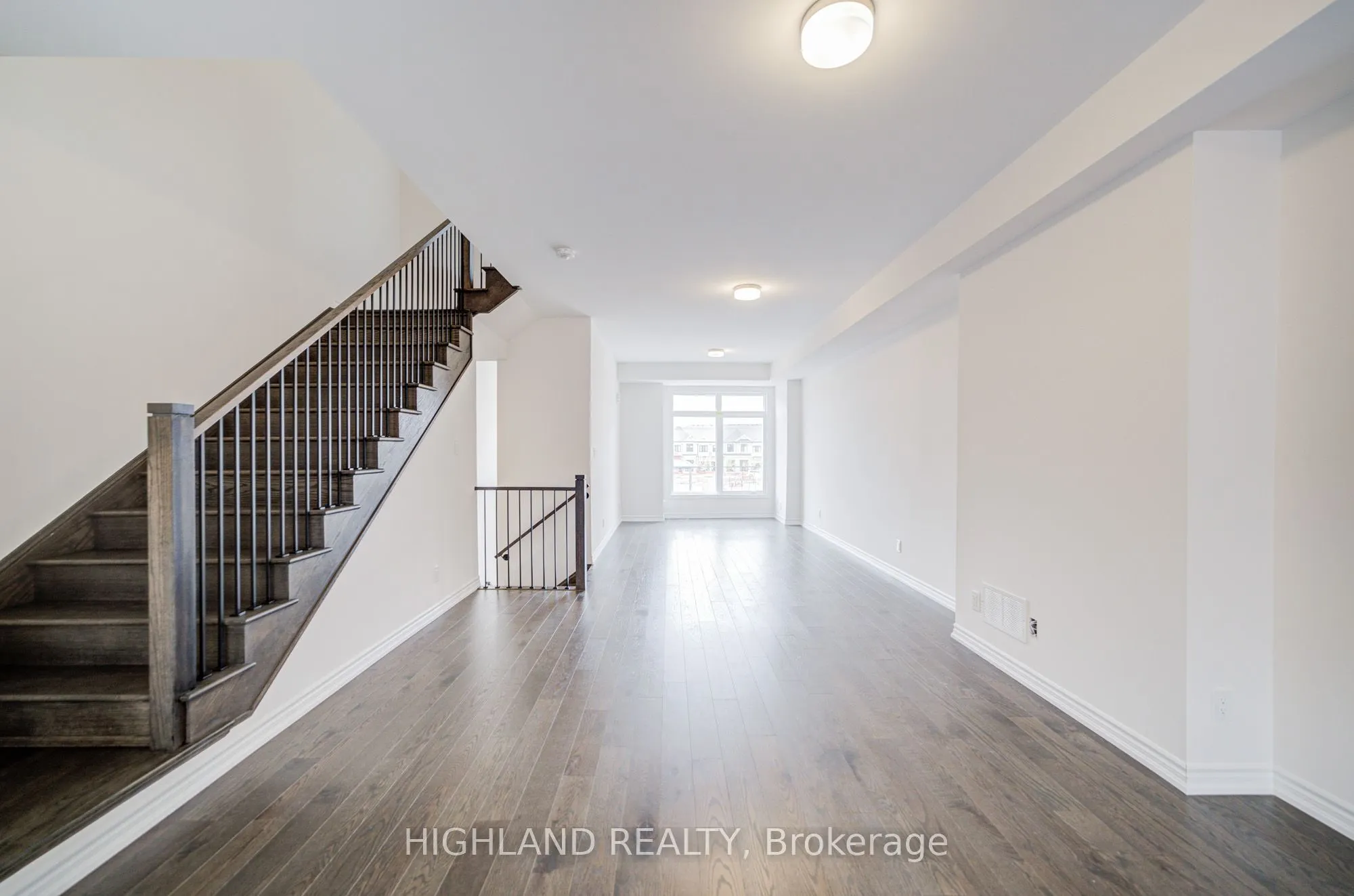 1162 Dartmouth Crescent