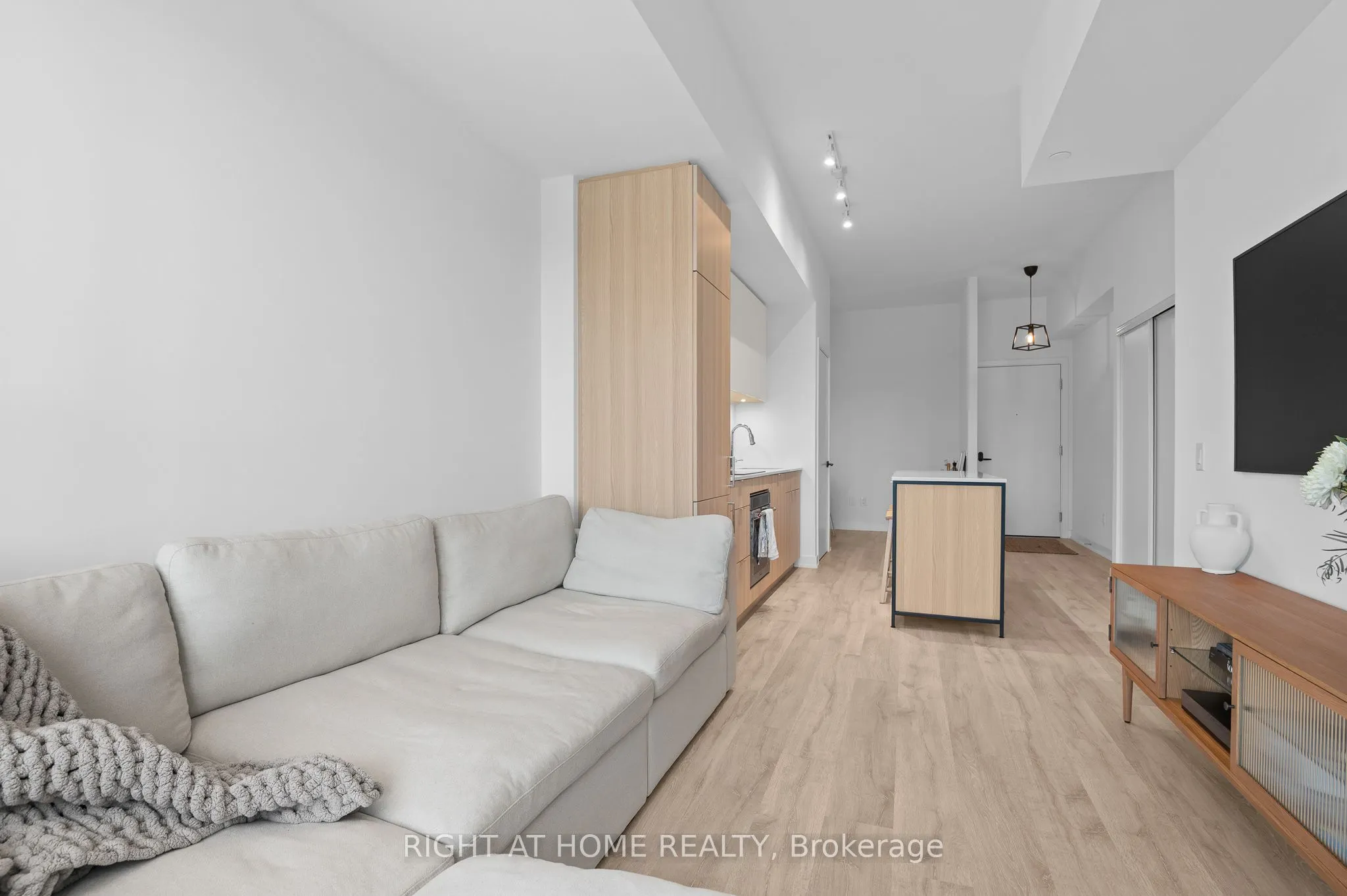 220 Missinnihe Way, #403