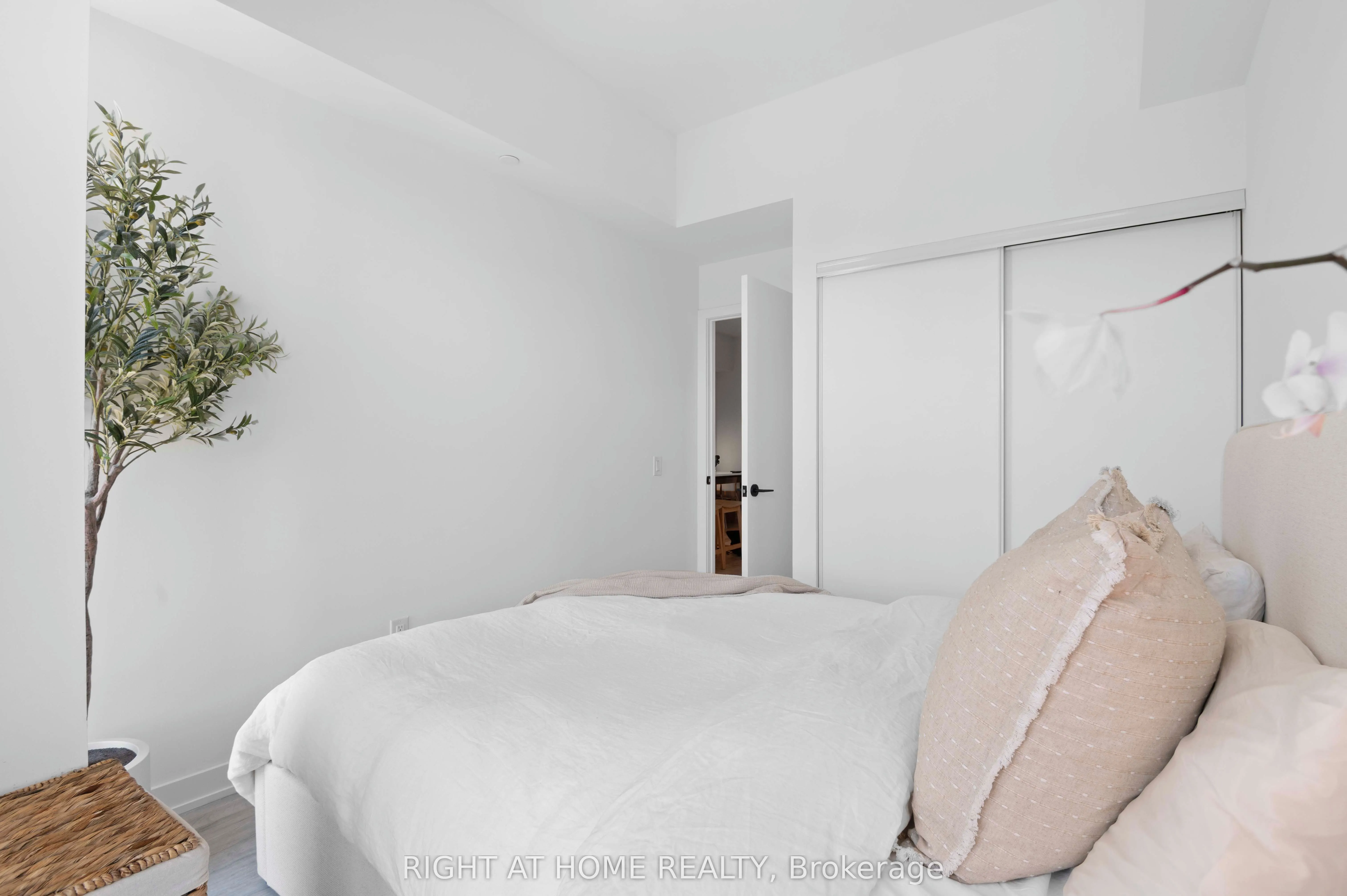 220 Missinnihe Way, #403