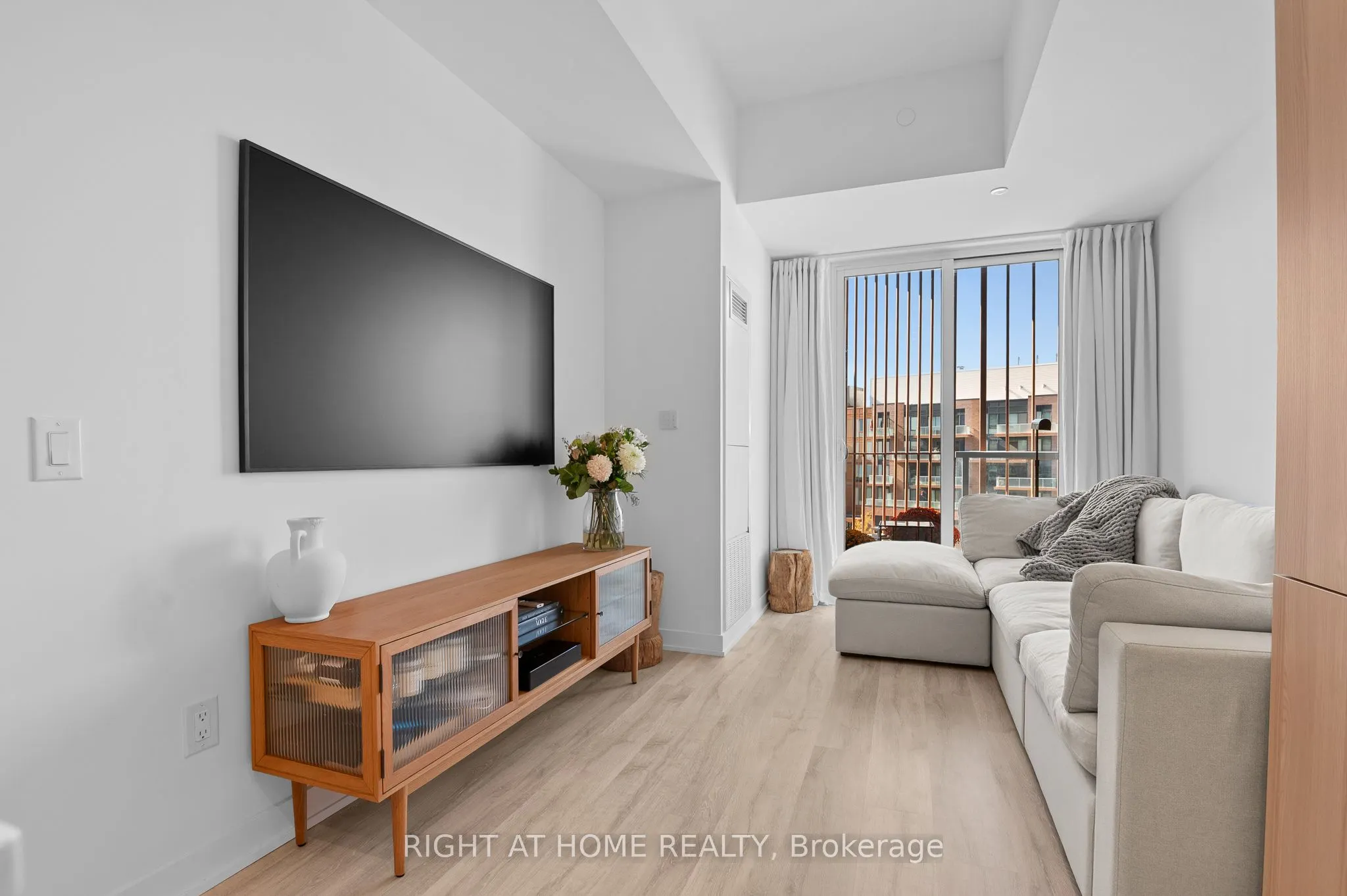 220 Missinnihe Way, #403
