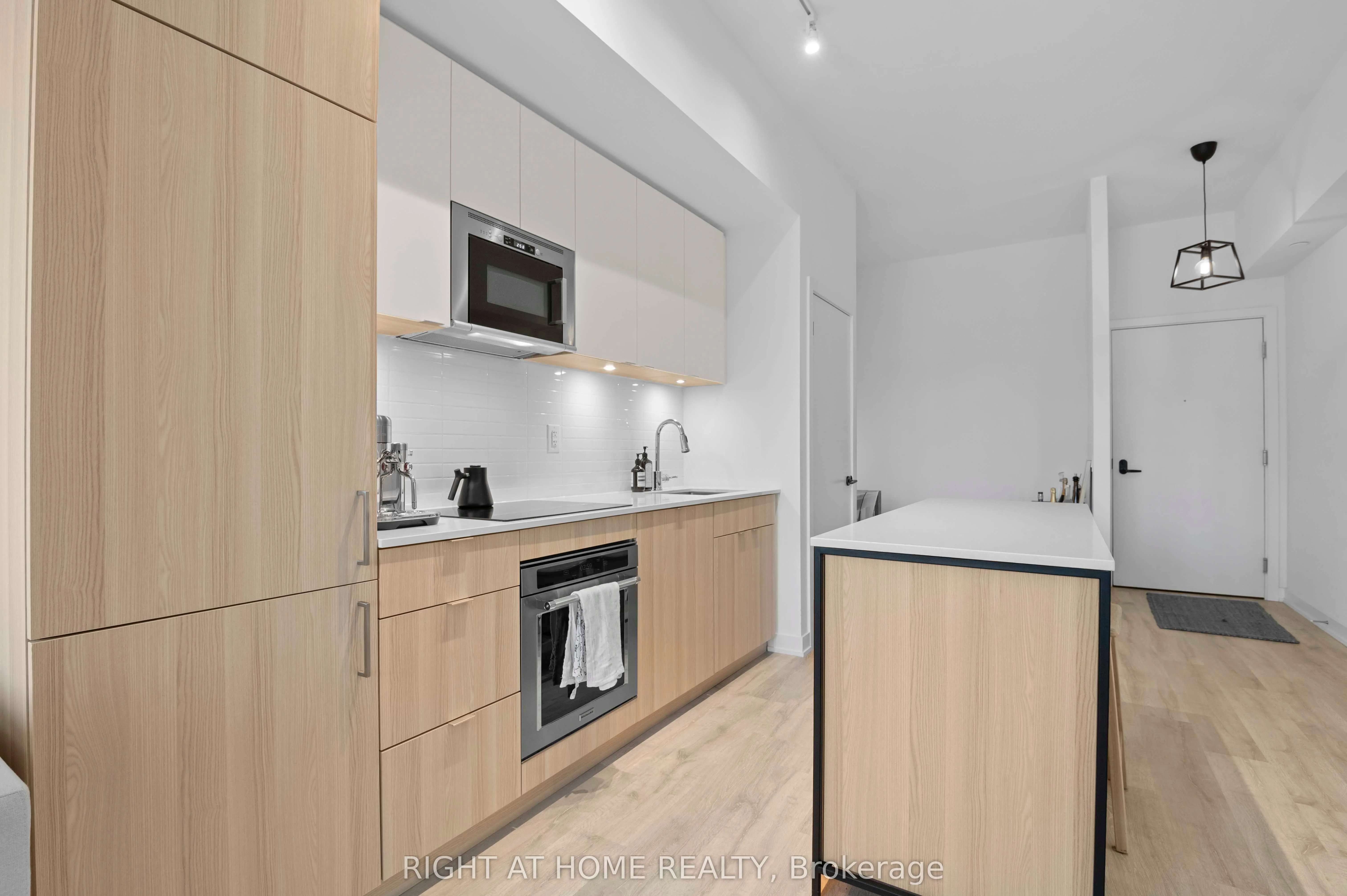 220 Missinnihe Way, #403