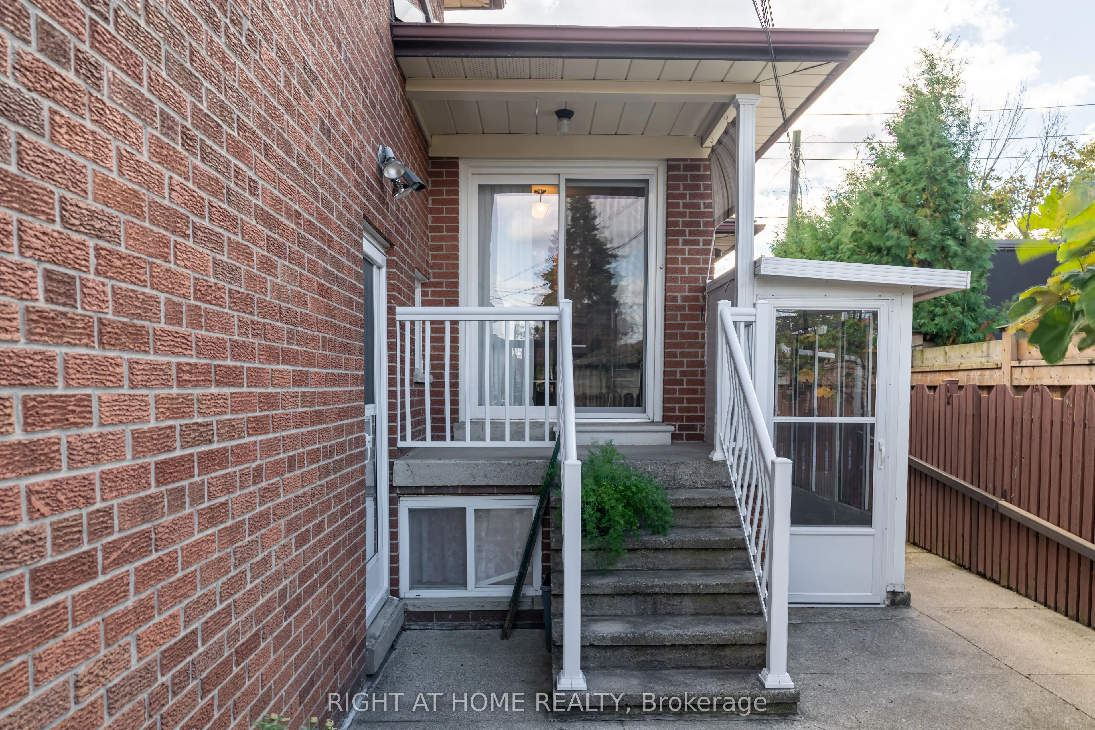1012 Castlefield Avenue