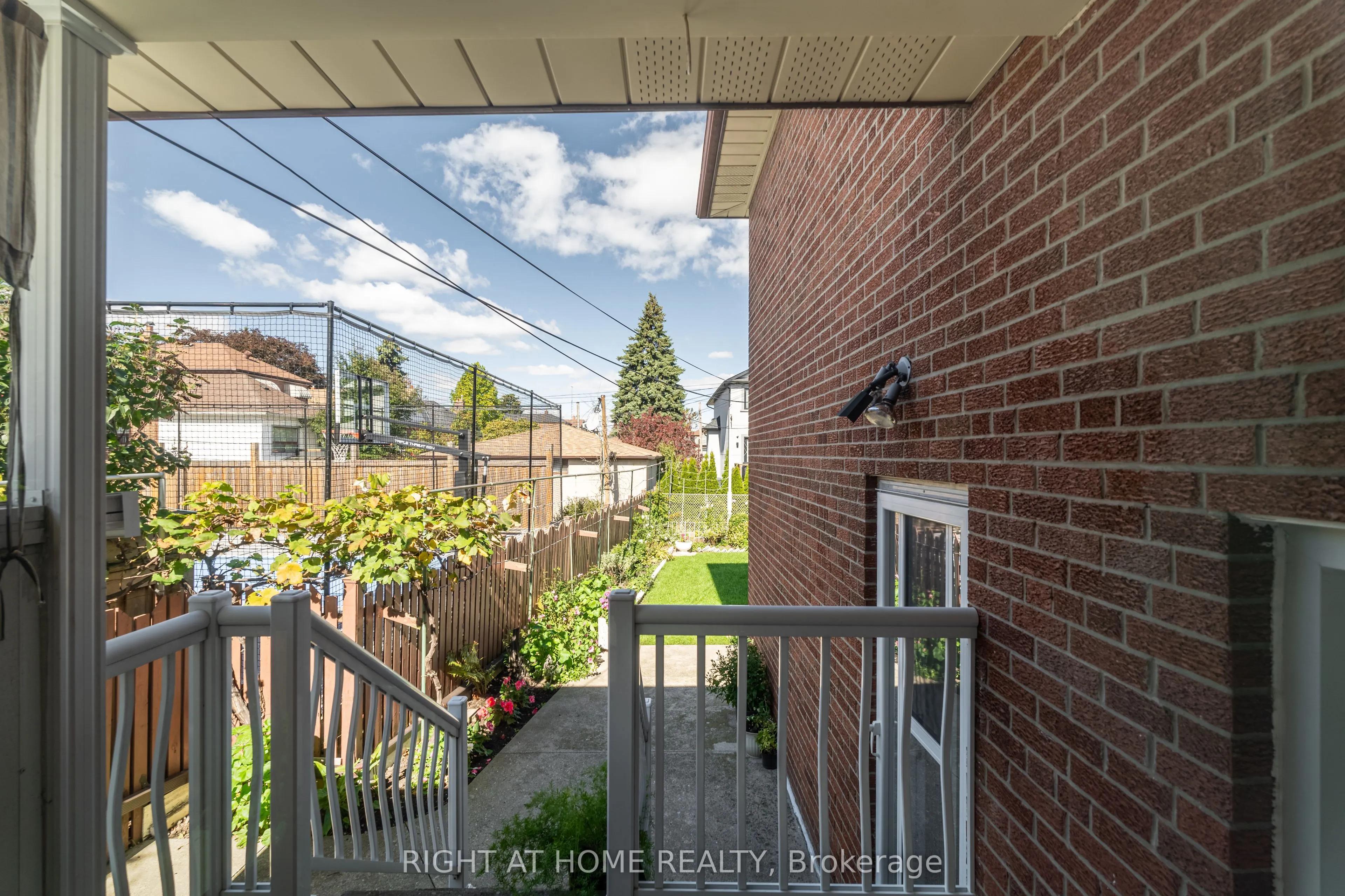 1012 Castlefield Avenue