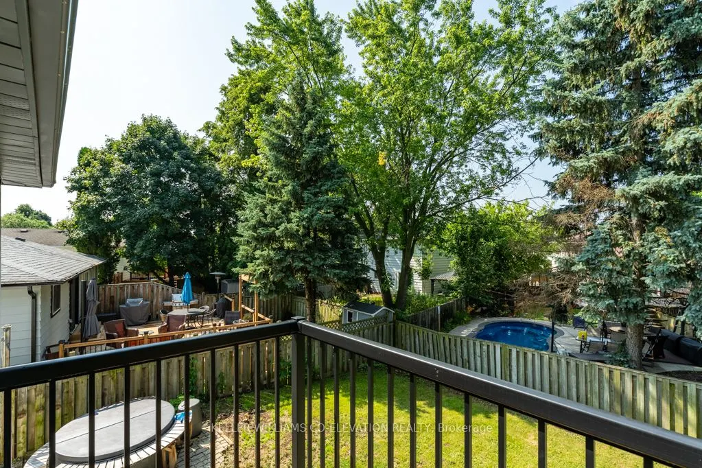 1555 Newlands Crescent