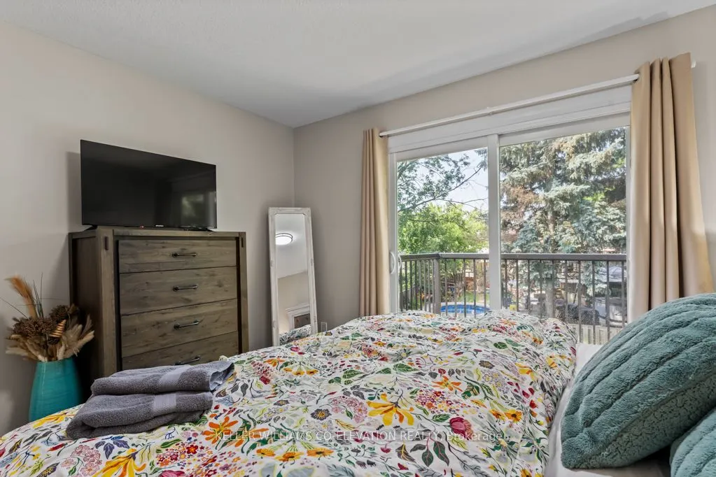 1555 Newlands Crescent