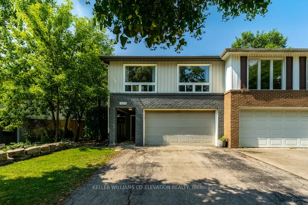 1555 Newlands Crescent