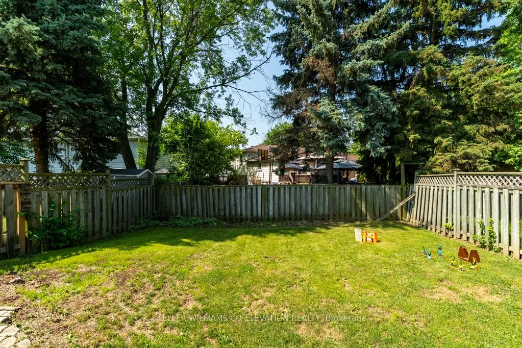 1555 Newlands Crescent