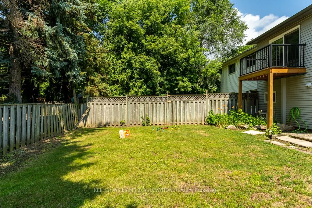 1555 Newlands Crescent