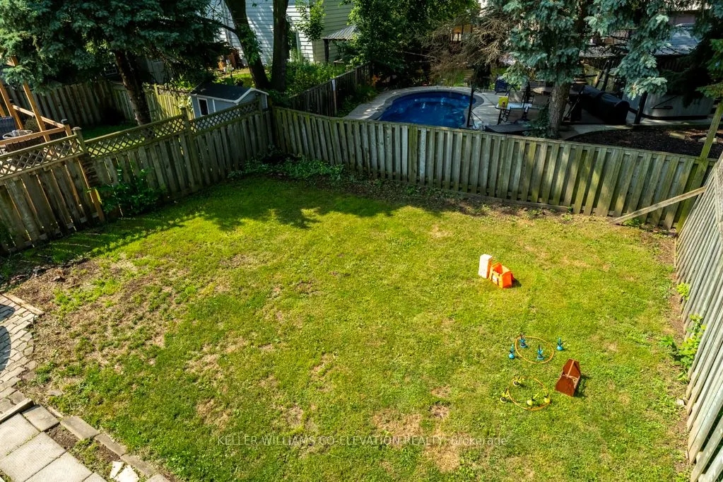 1555 Newlands Crescent