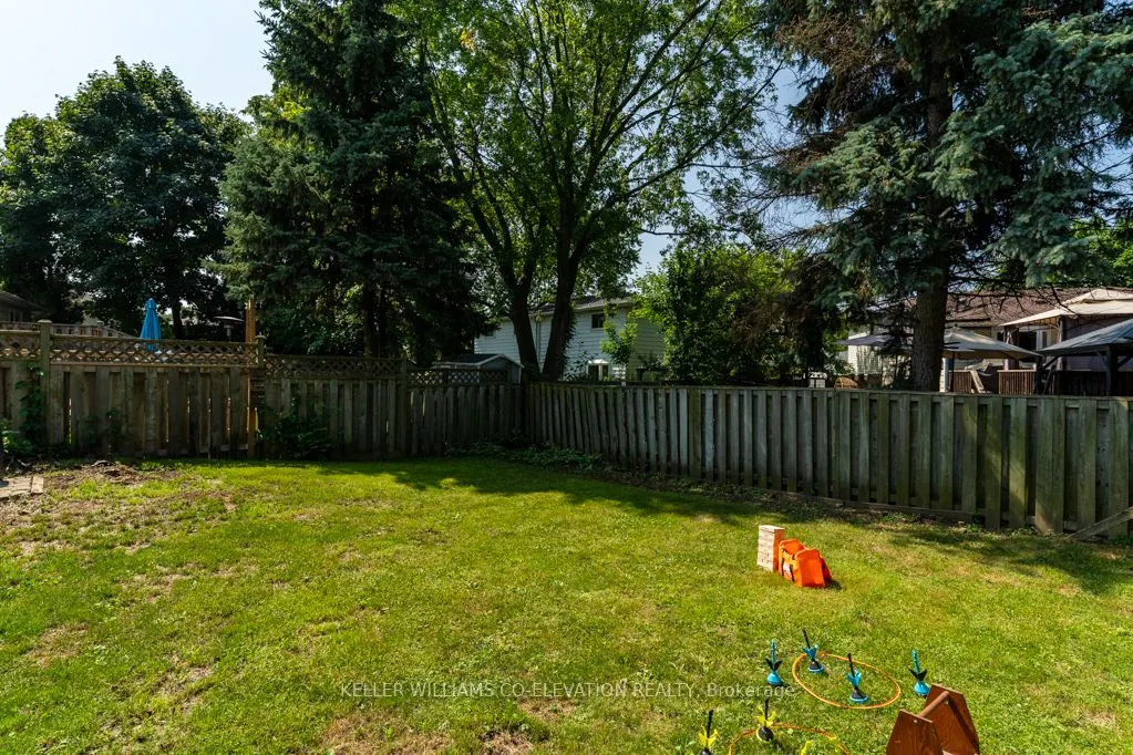 1555 Newlands Crescent