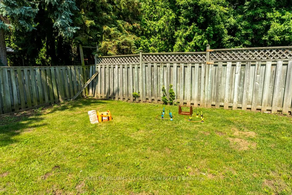 1555 Newlands Crescent