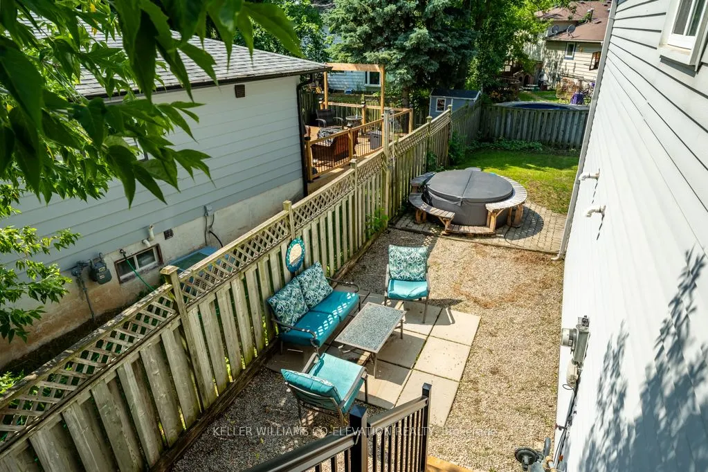 1555 Newlands Crescent