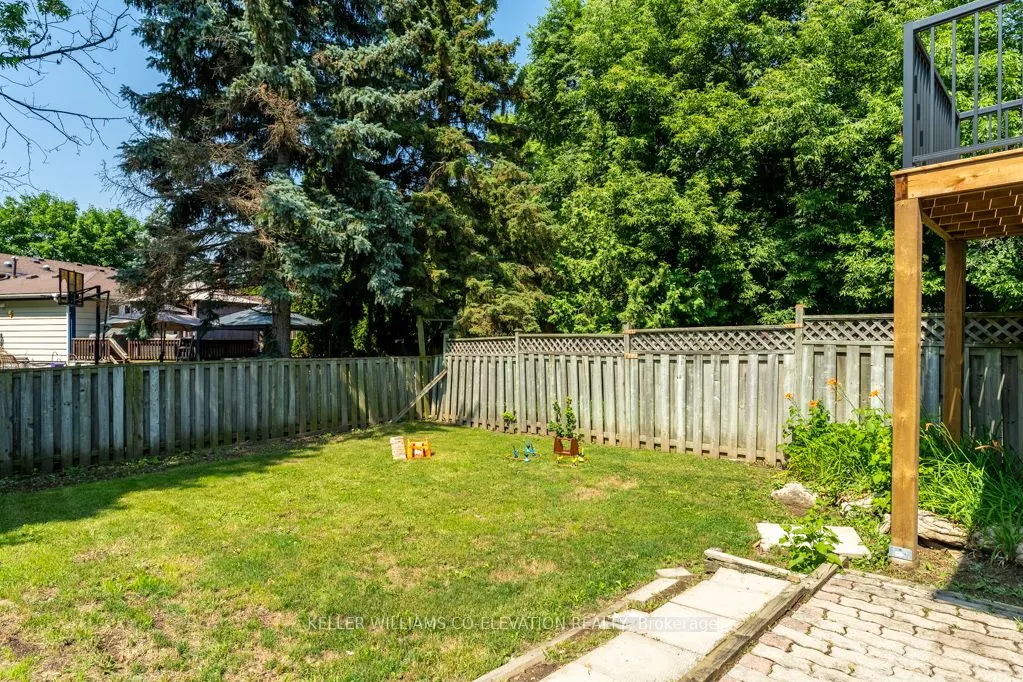 1555 Newlands Crescent