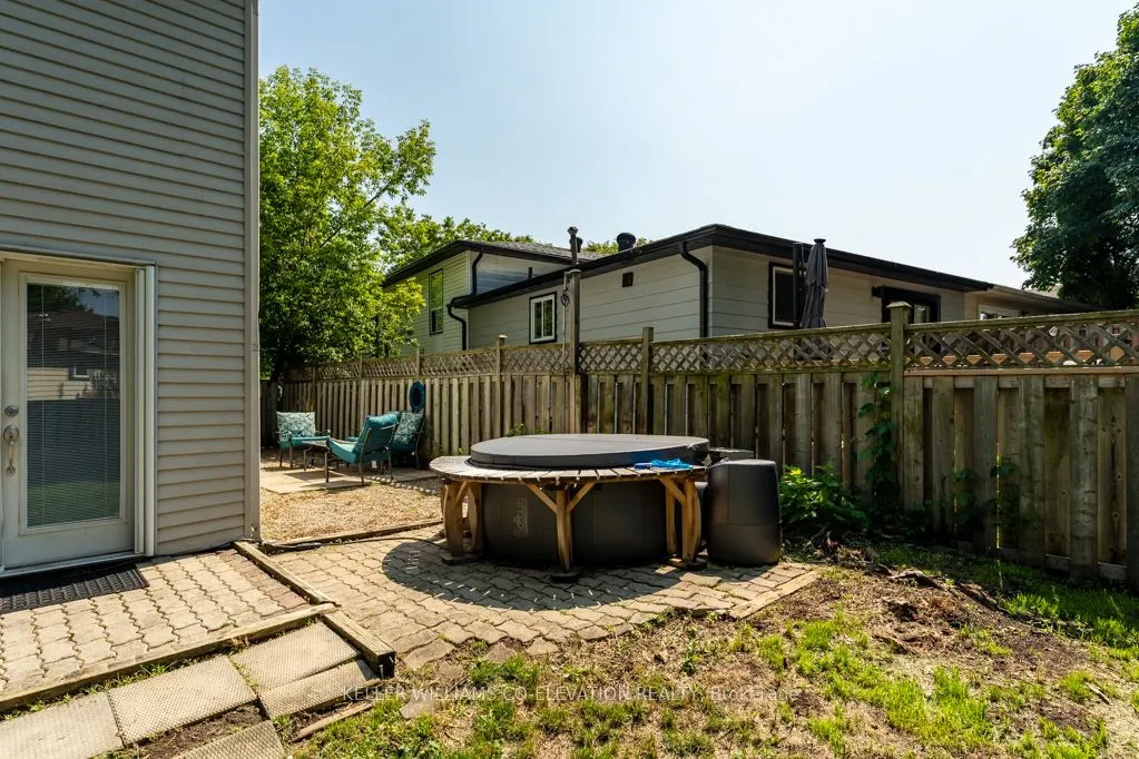 1555 Newlands Crescent