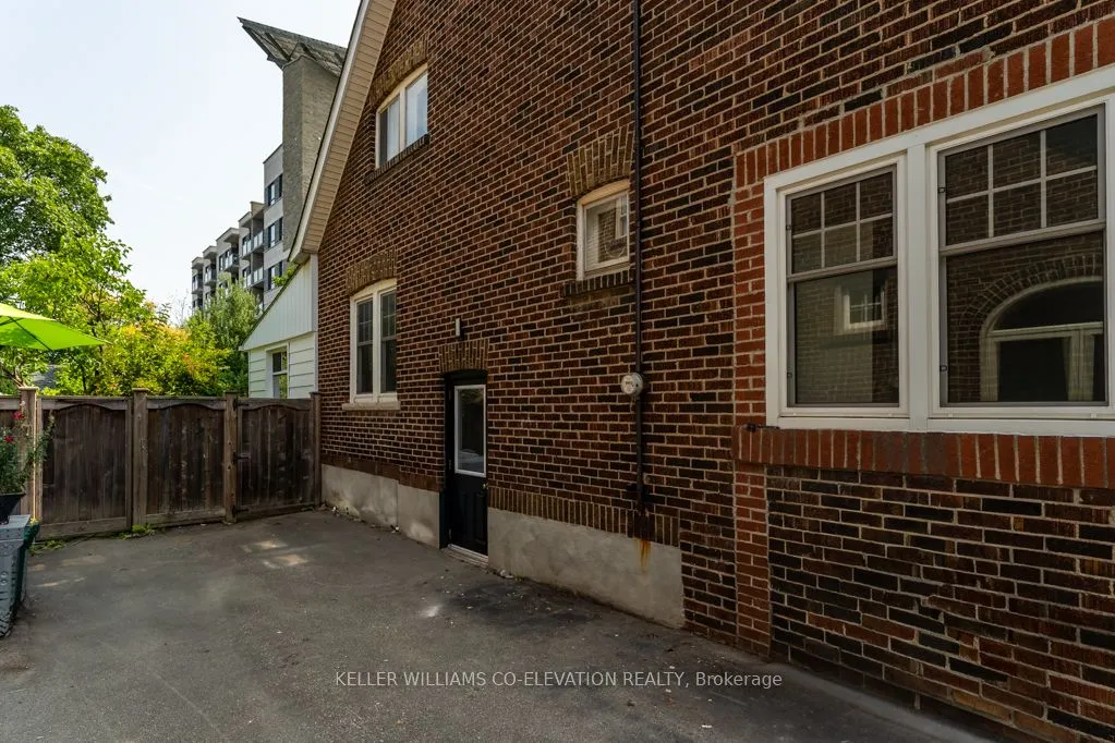 39 Court Street N