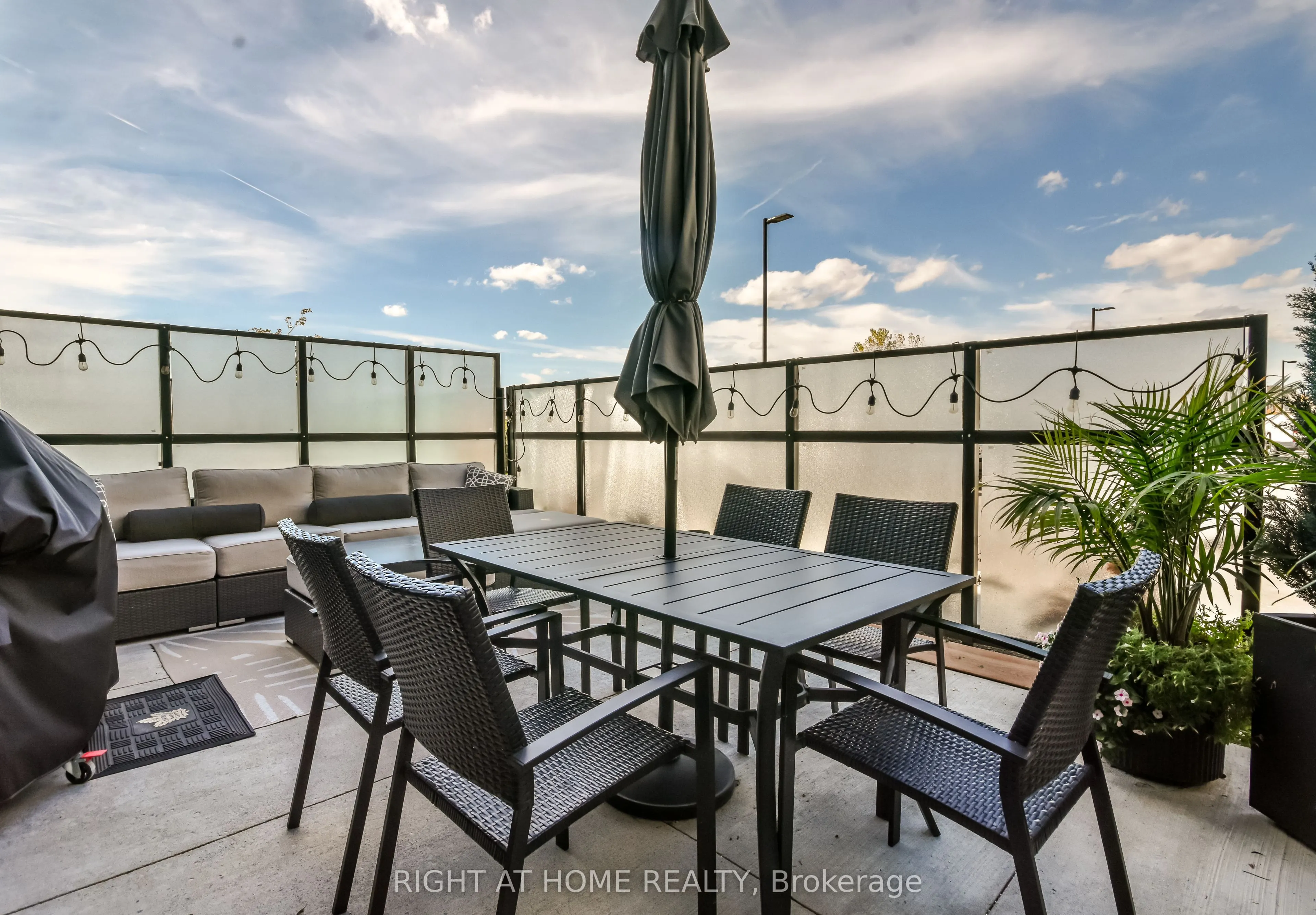 405 Dundas Street W, #119