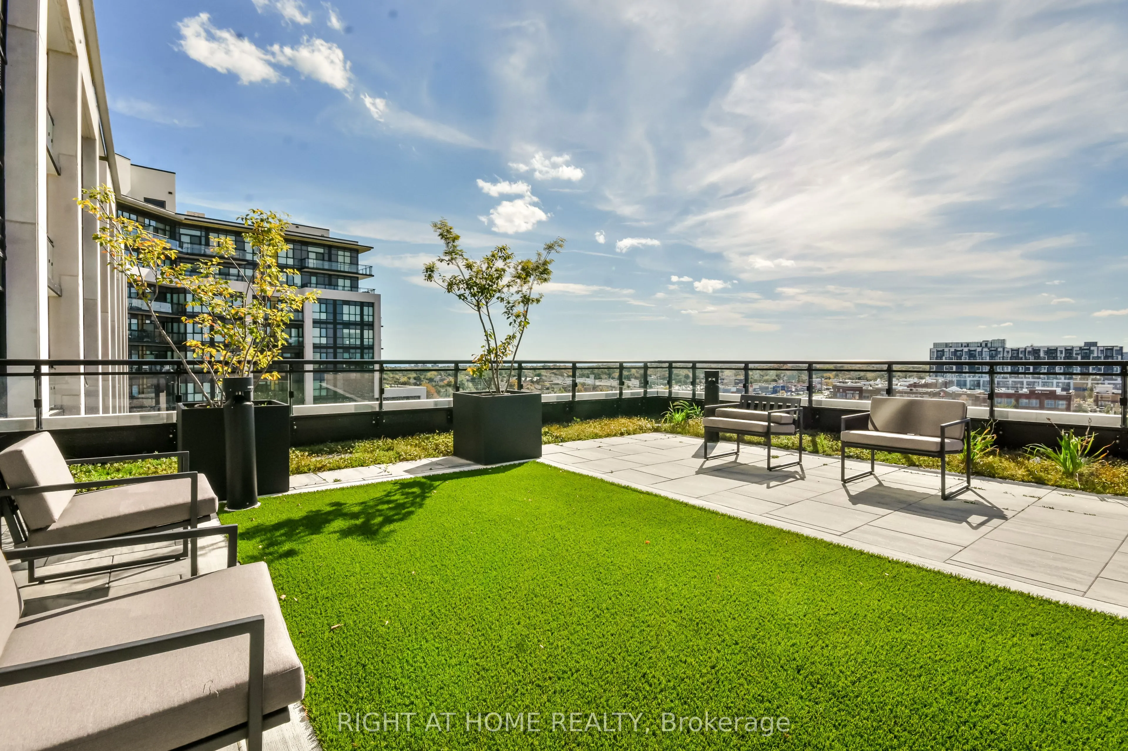 405 Dundas Street W, #119