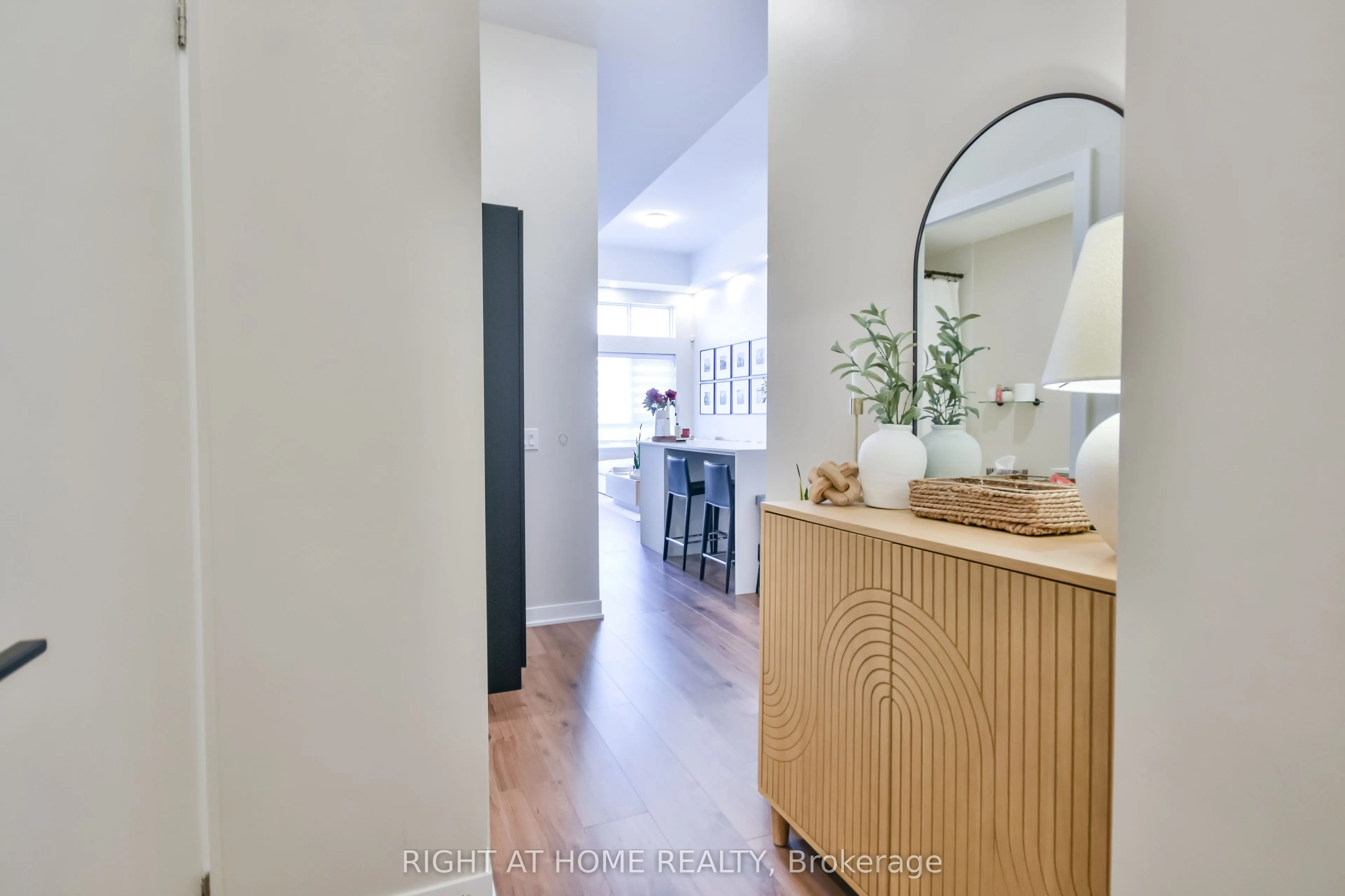 405 Dundas Street W, #119