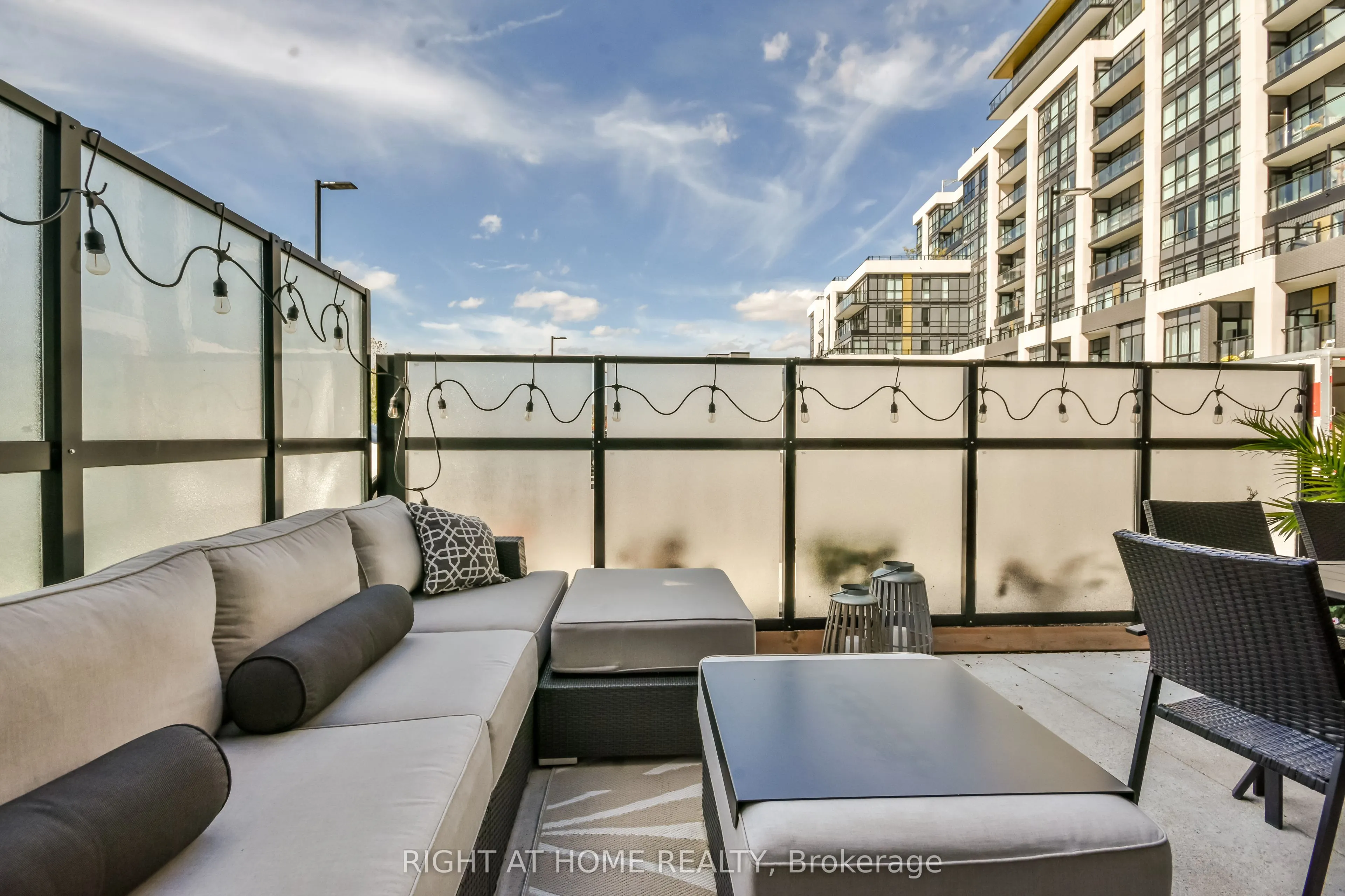 405 Dundas Street W, #119