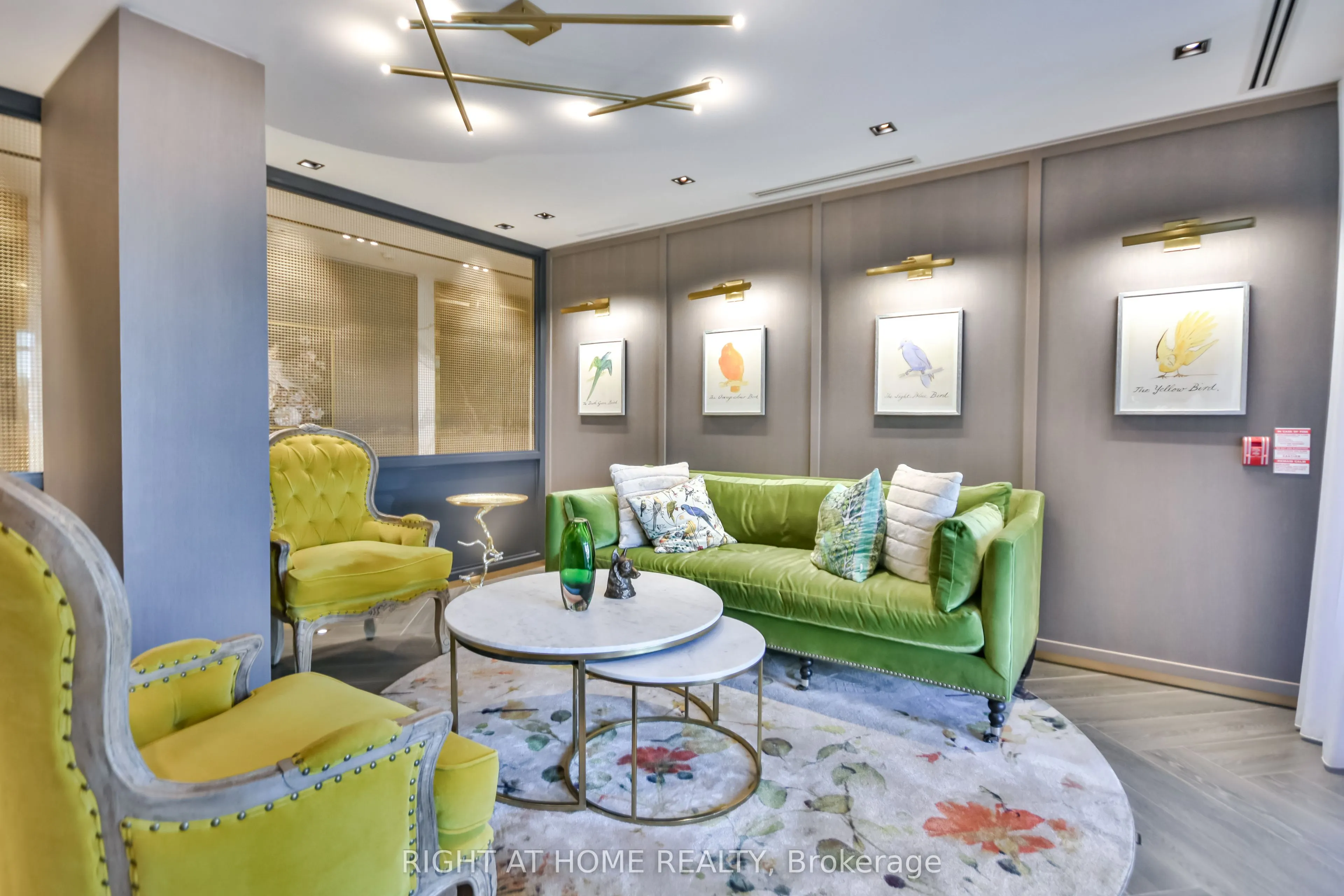 405 Dundas Street W, #119