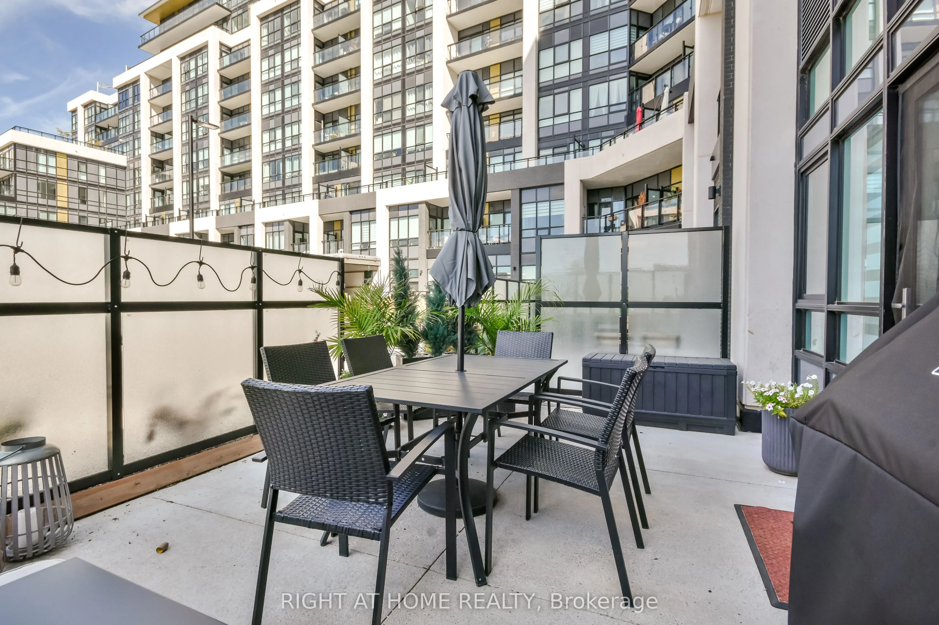 405 Dundas Street W, #119