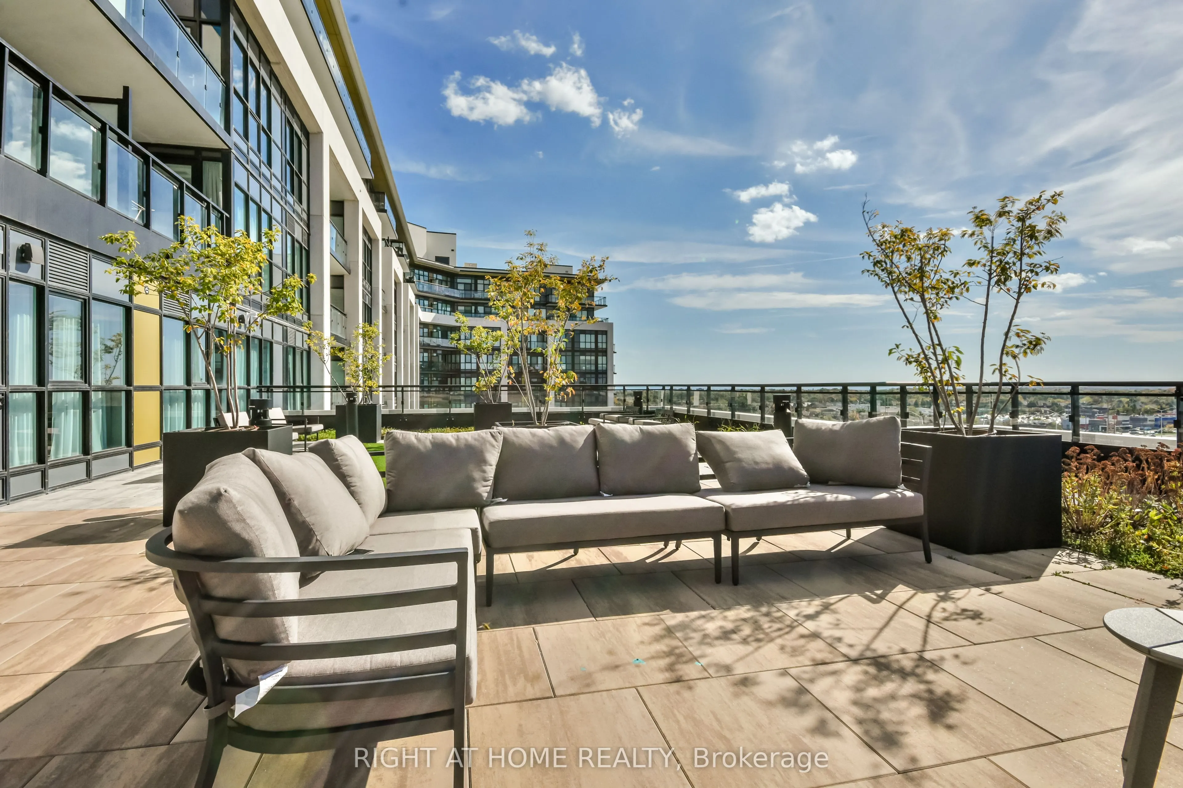 405 Dundas Street W, #119