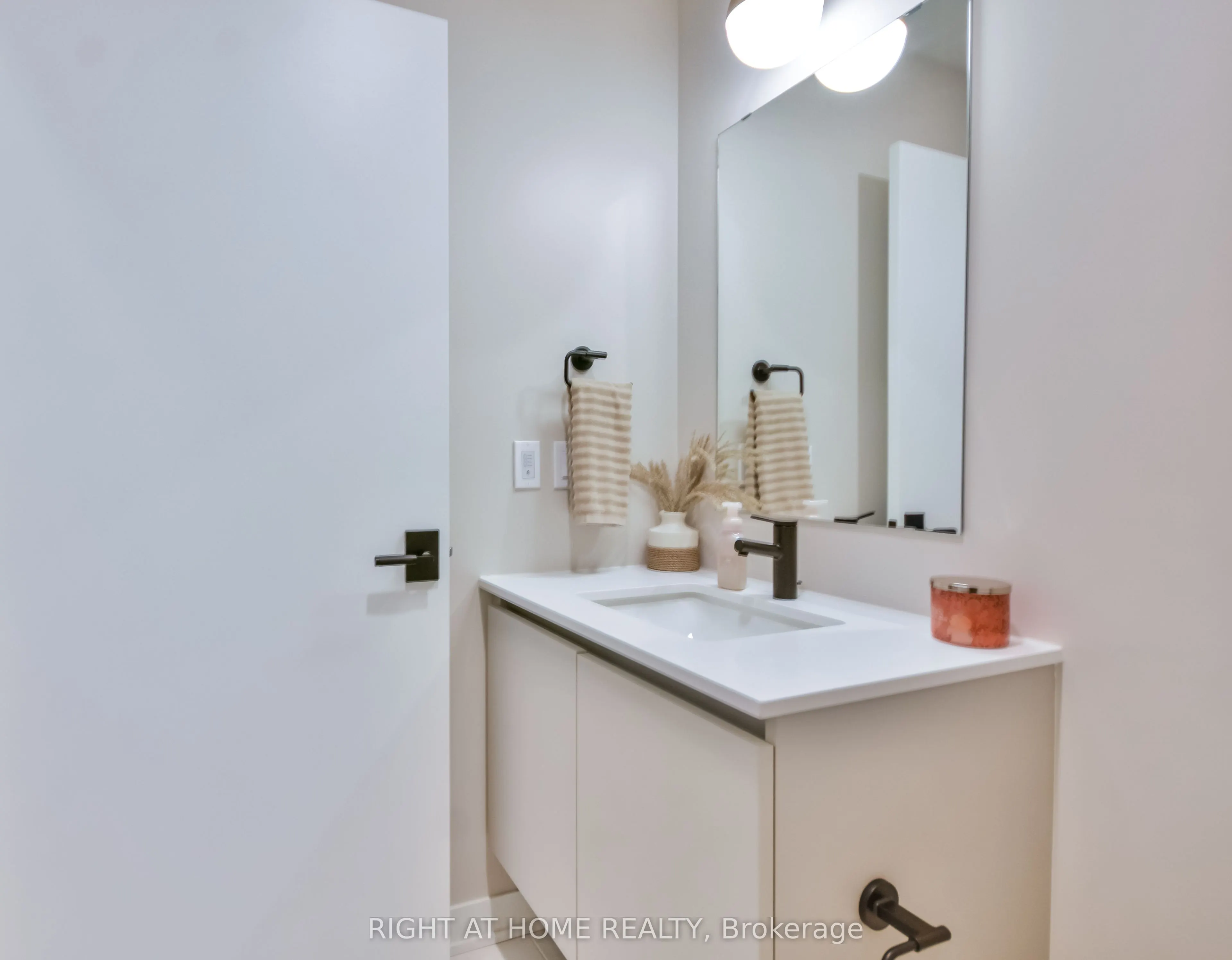 405 Dundas Street W, #119