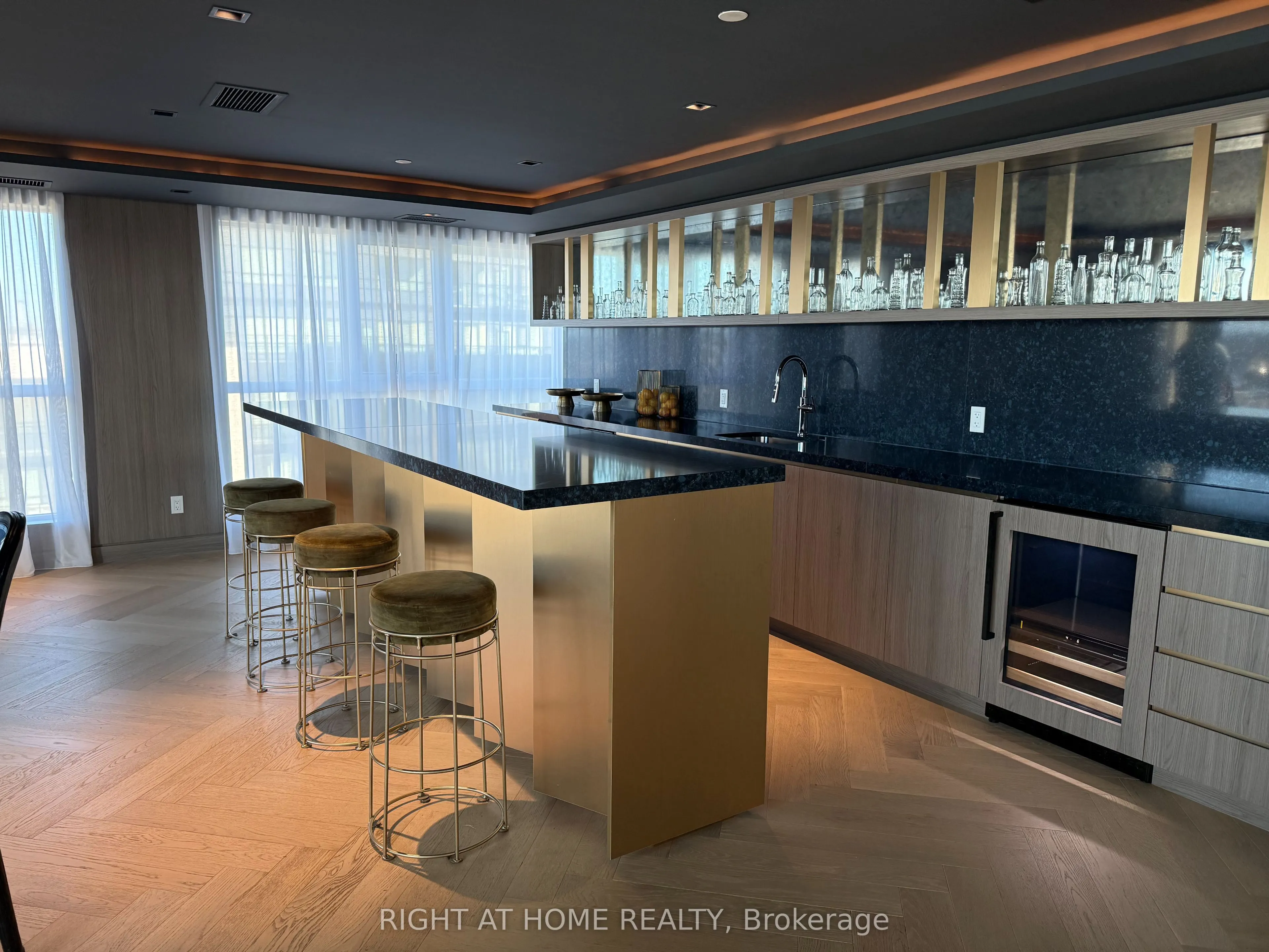 405 Dundas Street W, #119