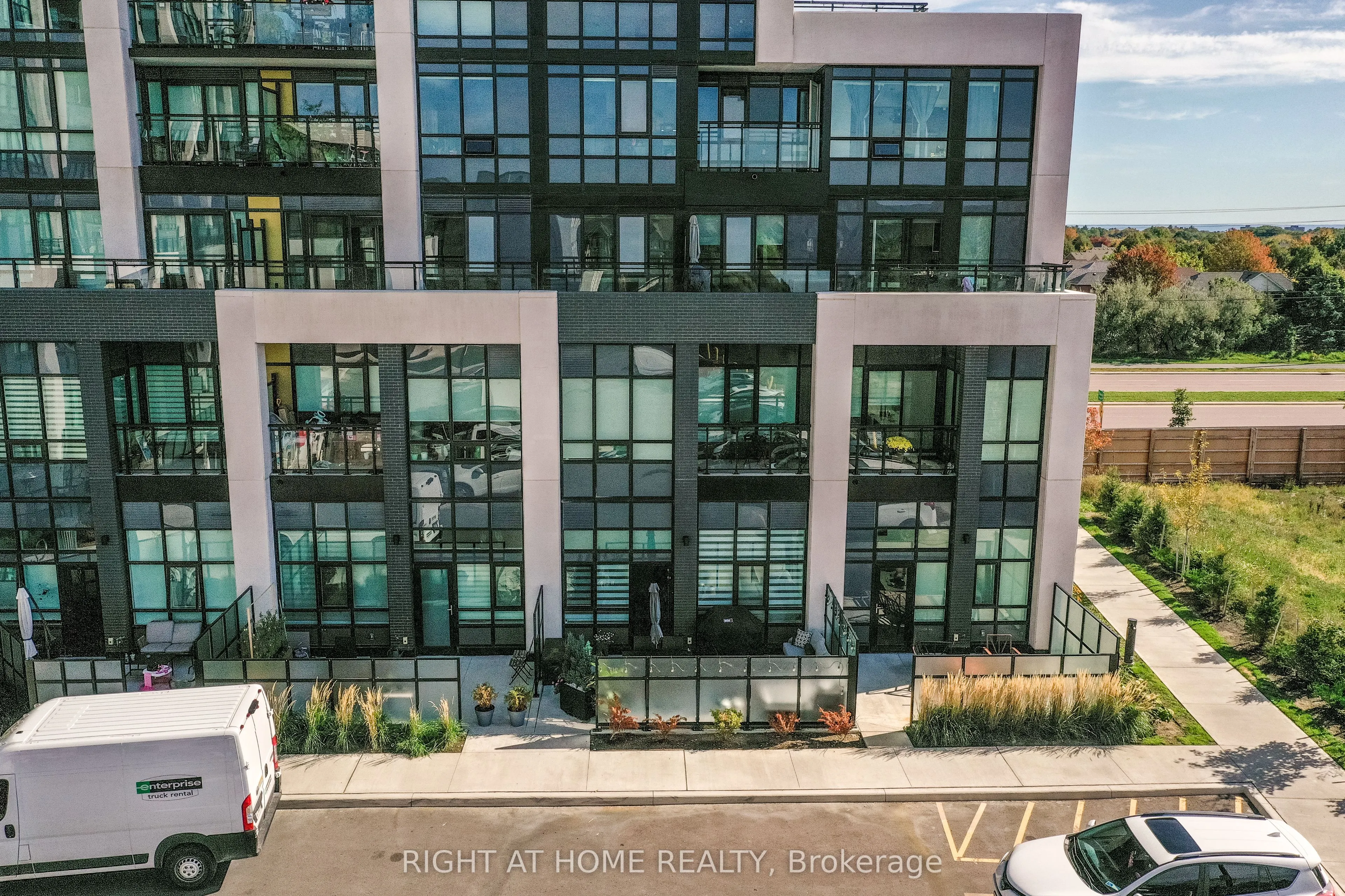 405 Dundas Street W, #119
