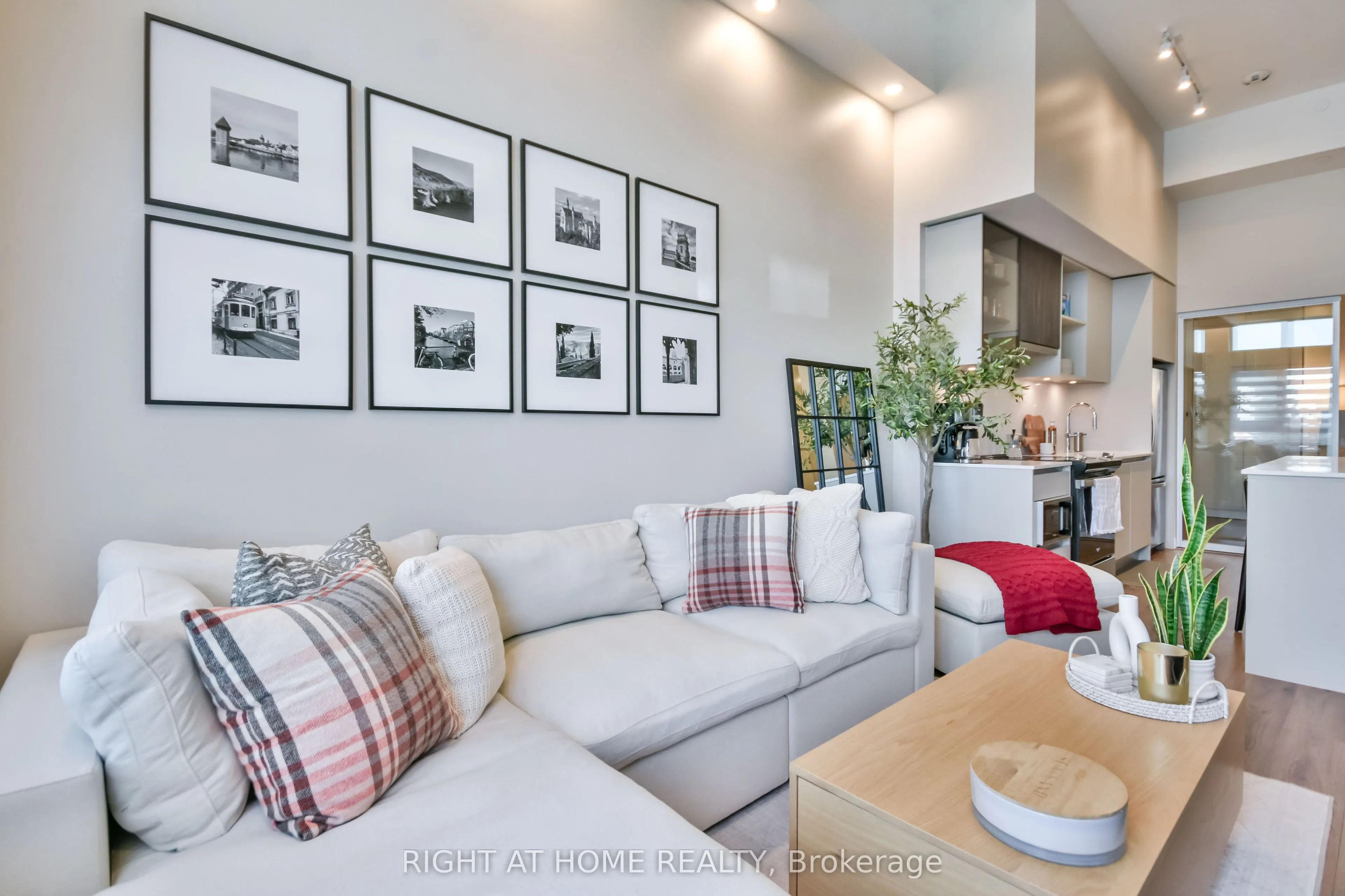 405 Dundas Street W, #119