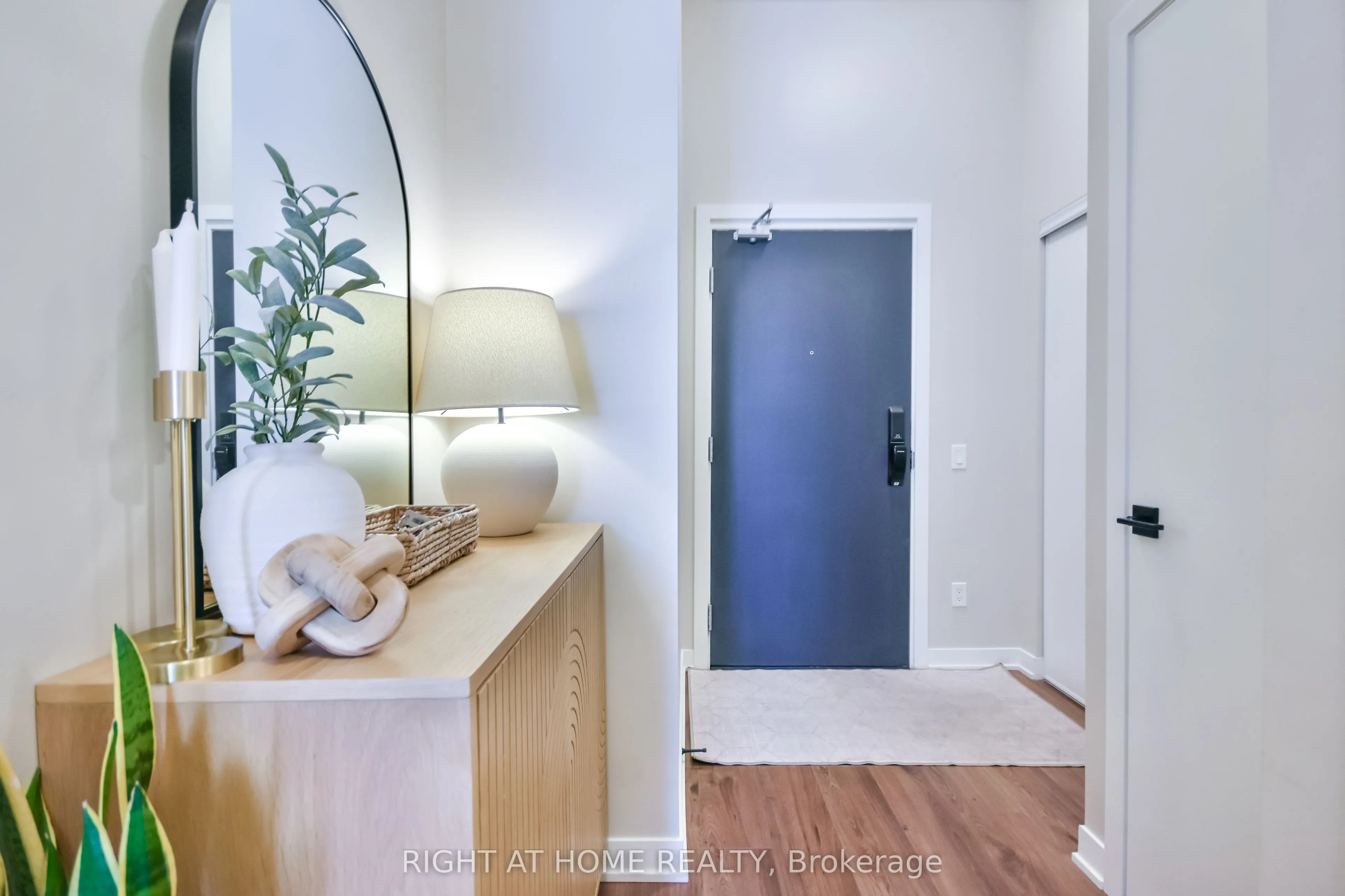 405 Dundas Street W, #119
