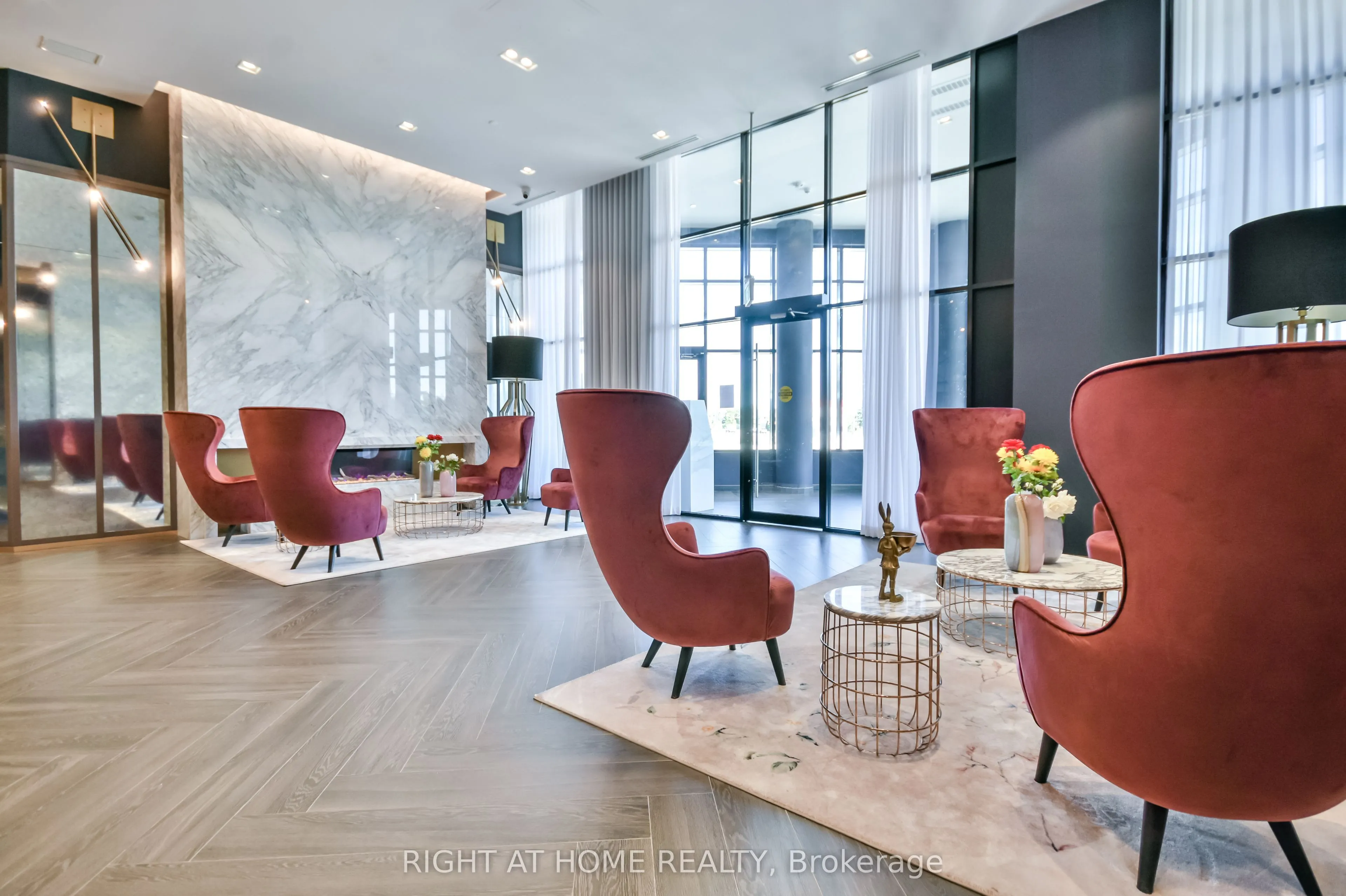 405 Dundas Street W, #119