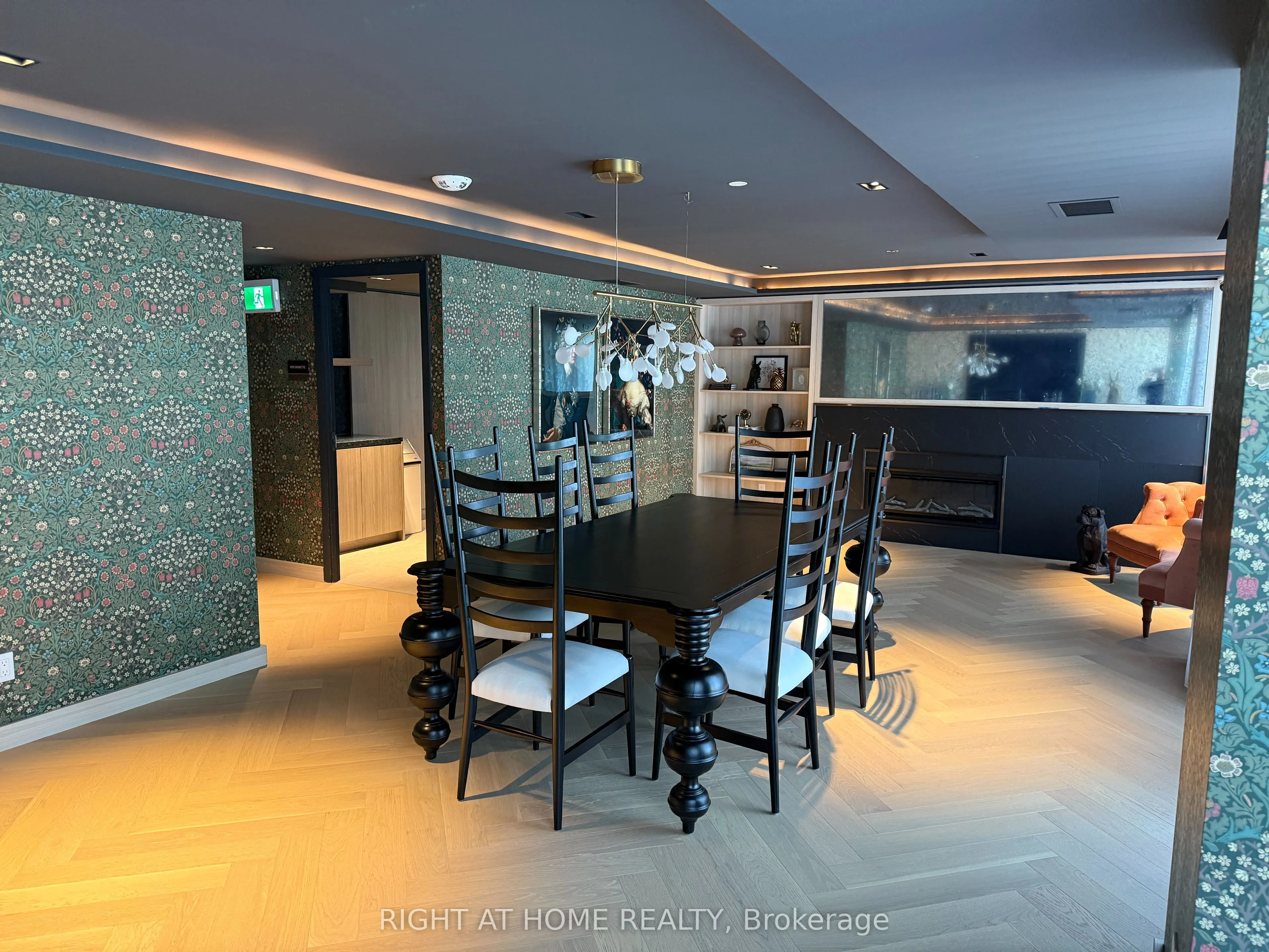 405 Dundas Street W, #119