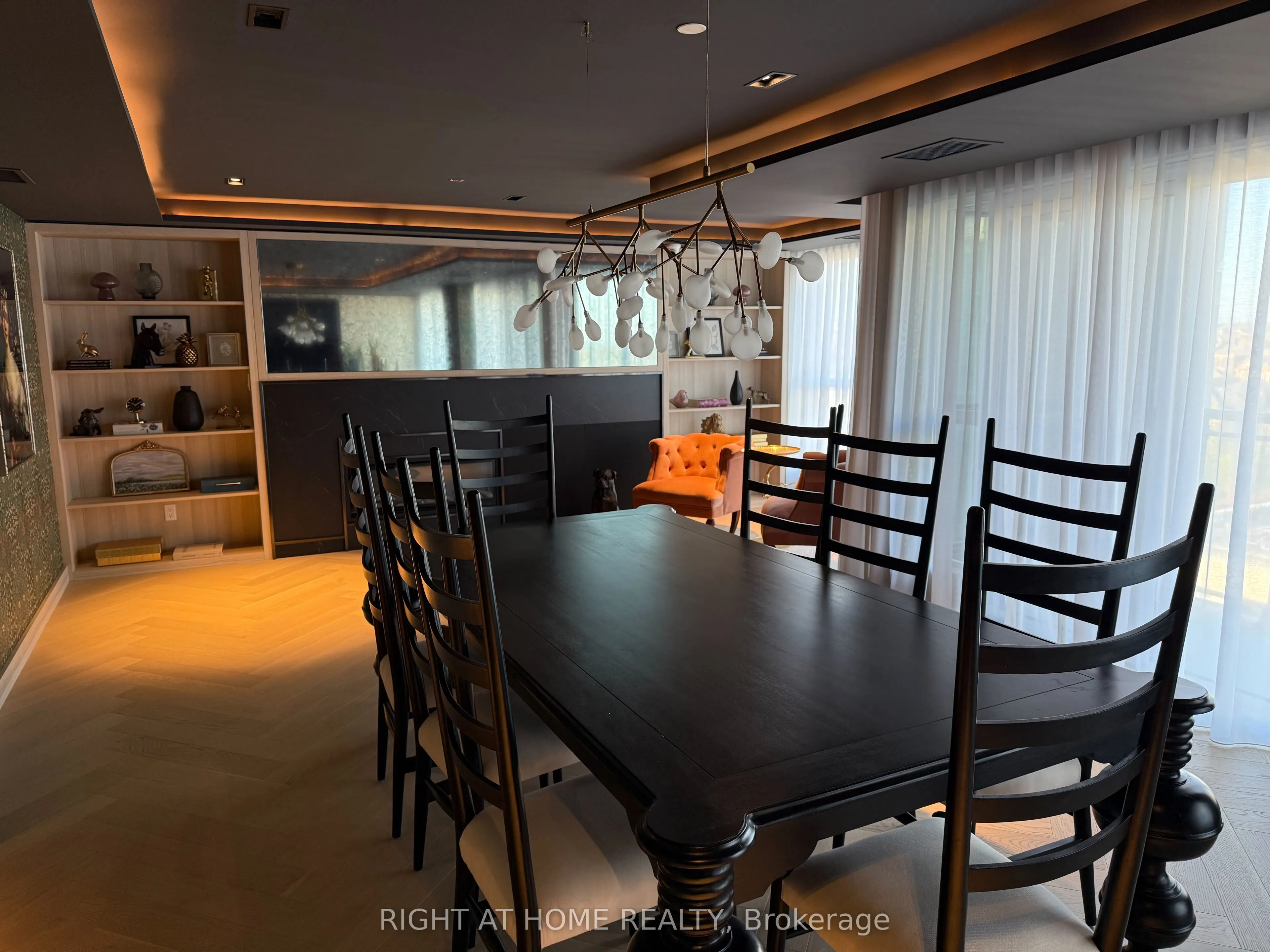405 Dundas Street W, #119