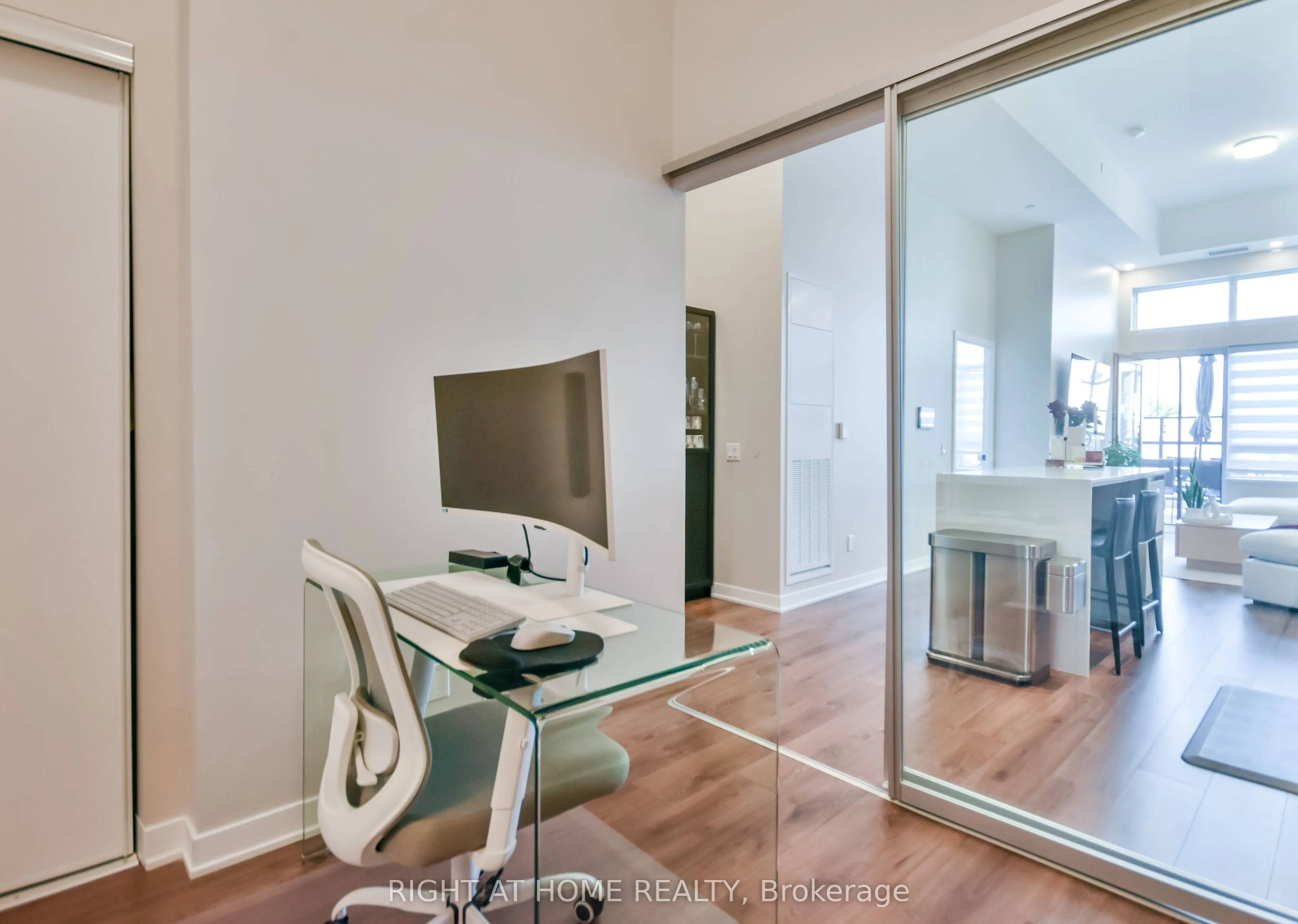 405 Dundas Street W, #119