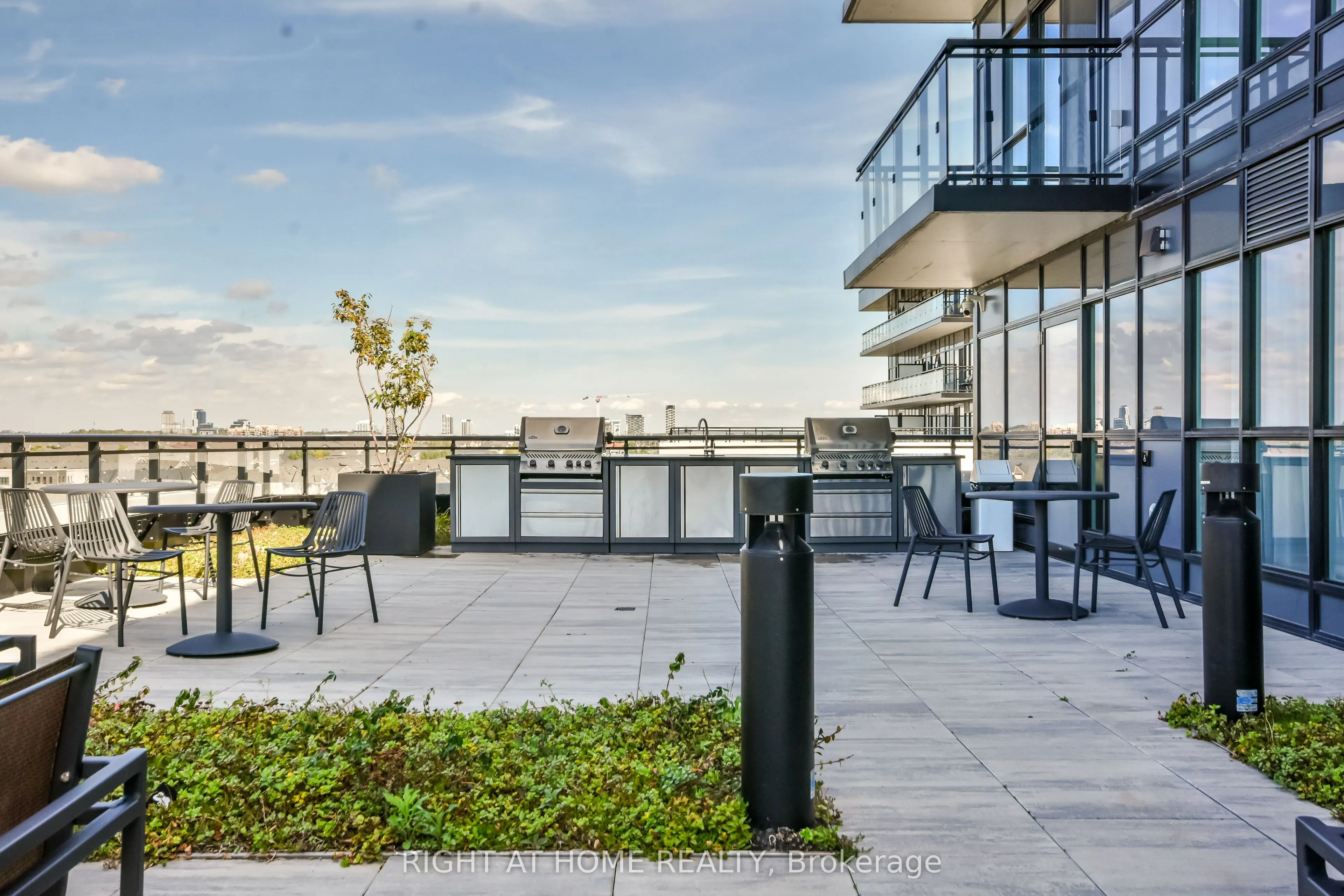 405 Dundas Street W, #119