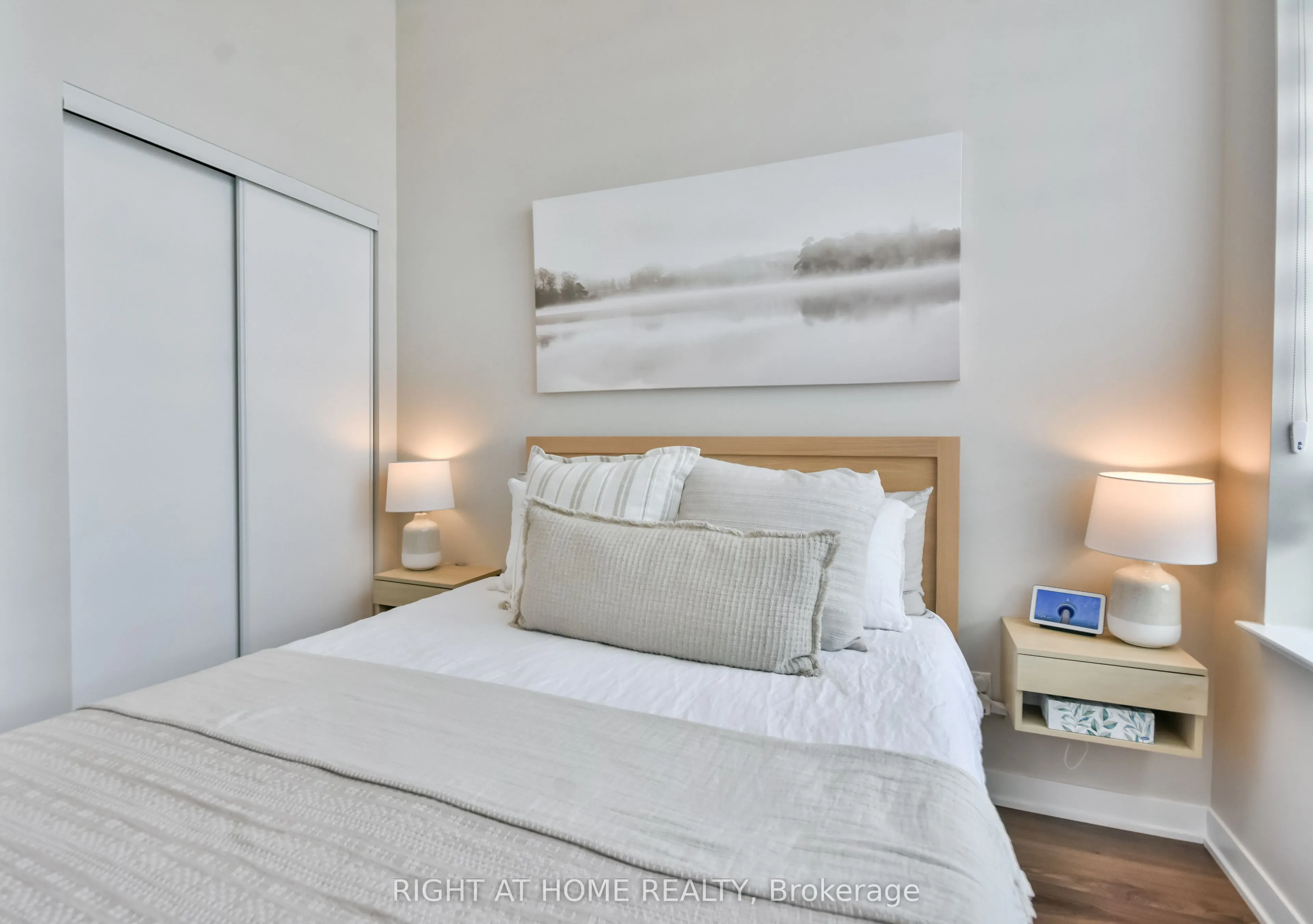 405 Dundas Street W, #119