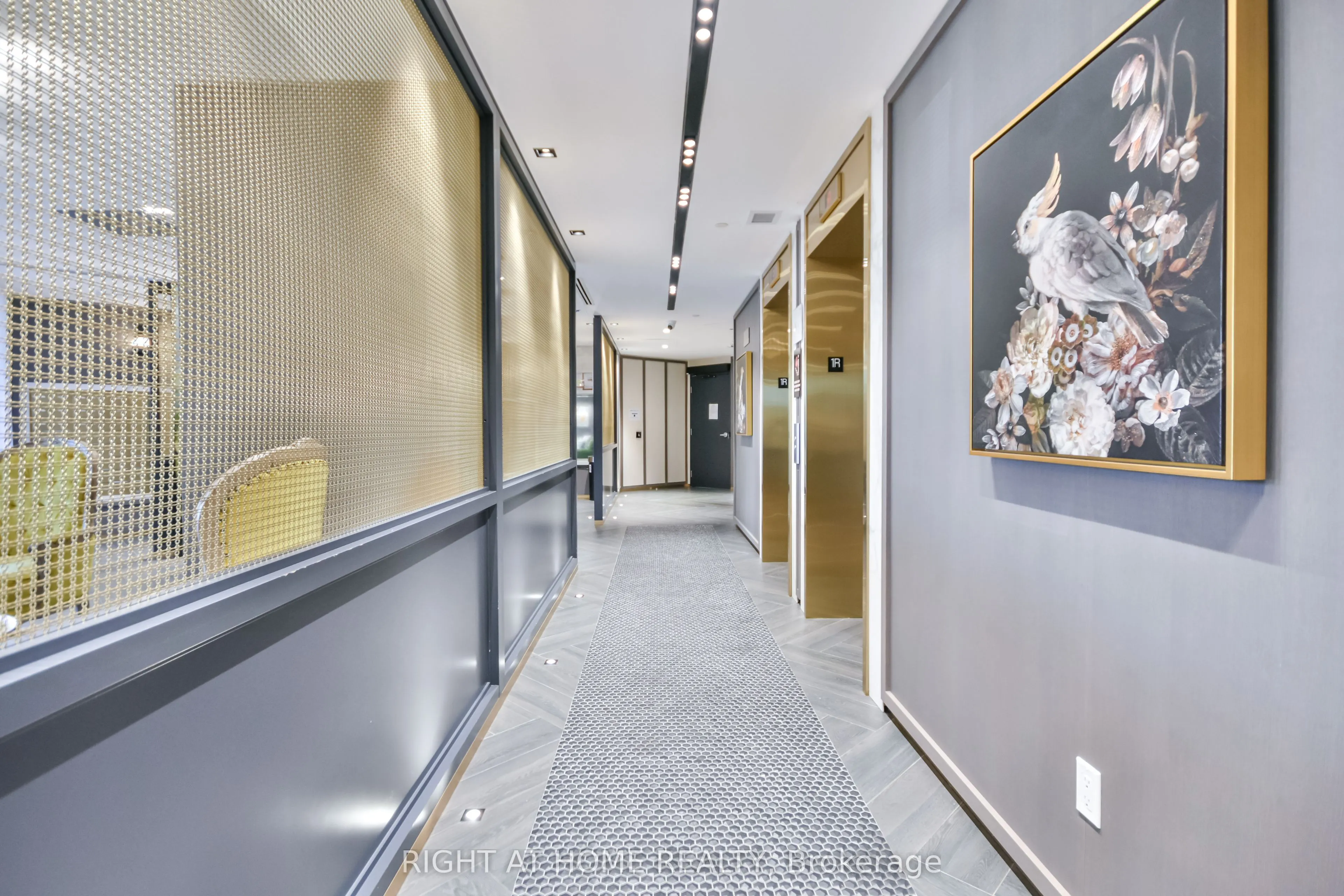 405 Dundas Street W, #119