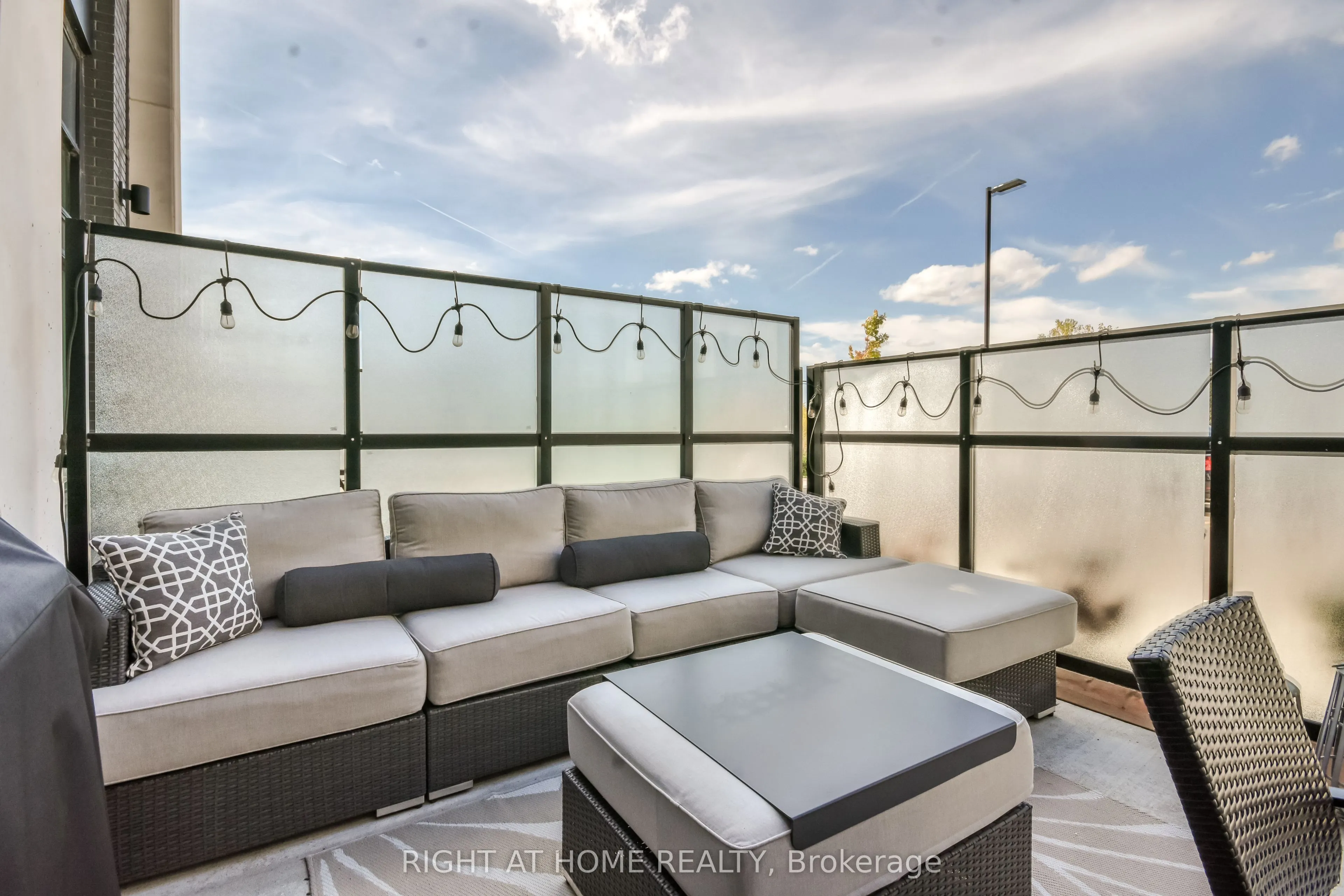 405 Dundas Street W, #119