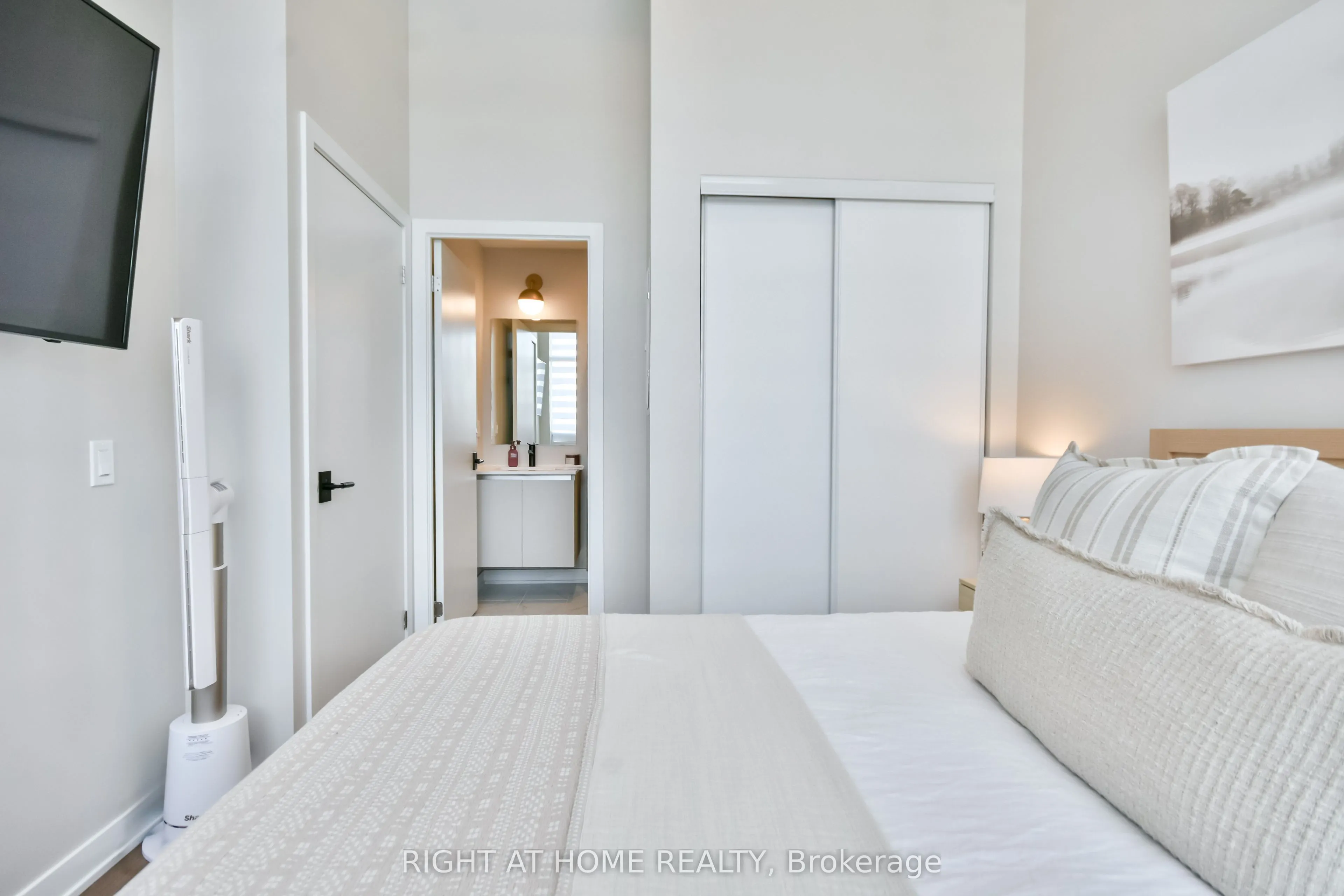 405 Dundas Street W, #119