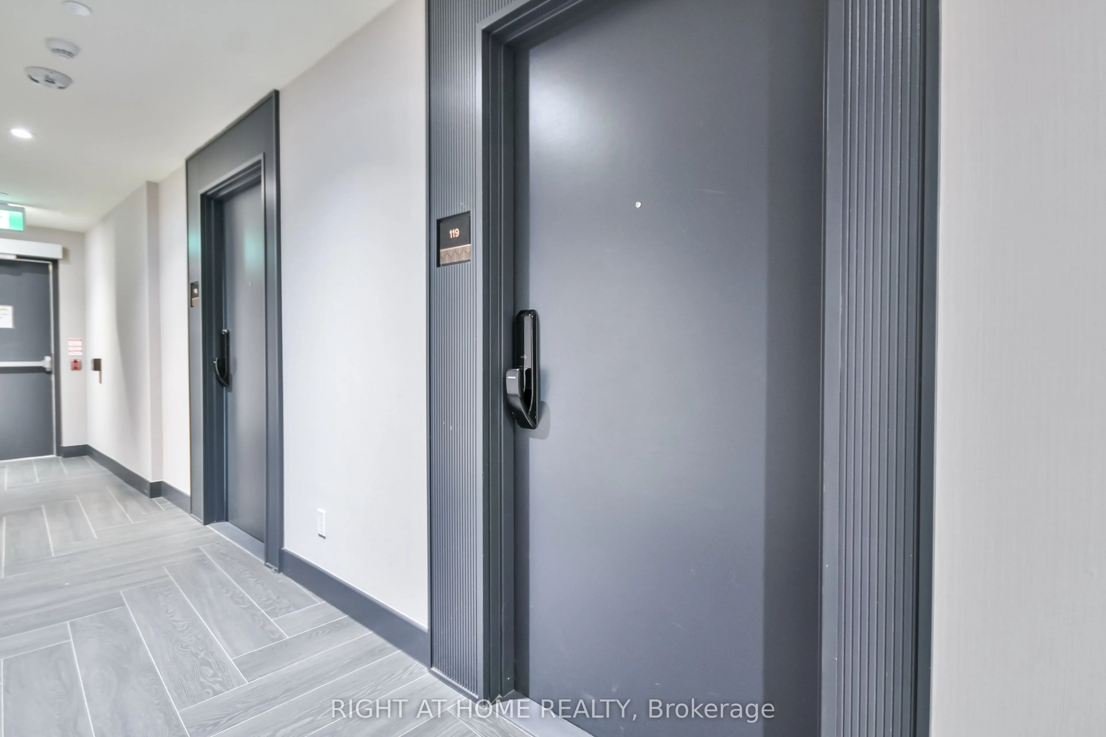 405 Dundas Street W, #119