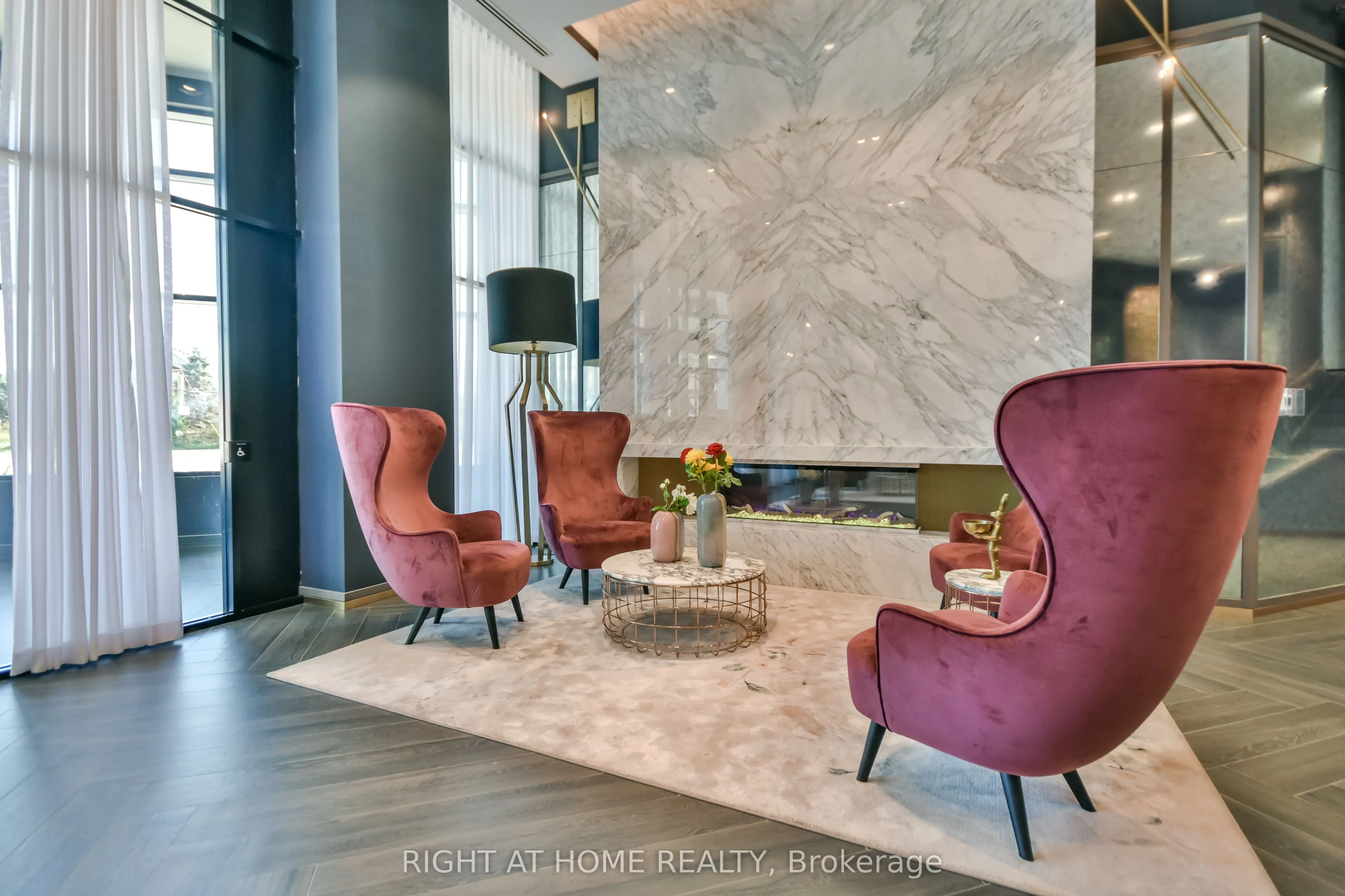 405 Dundas Street W, #119