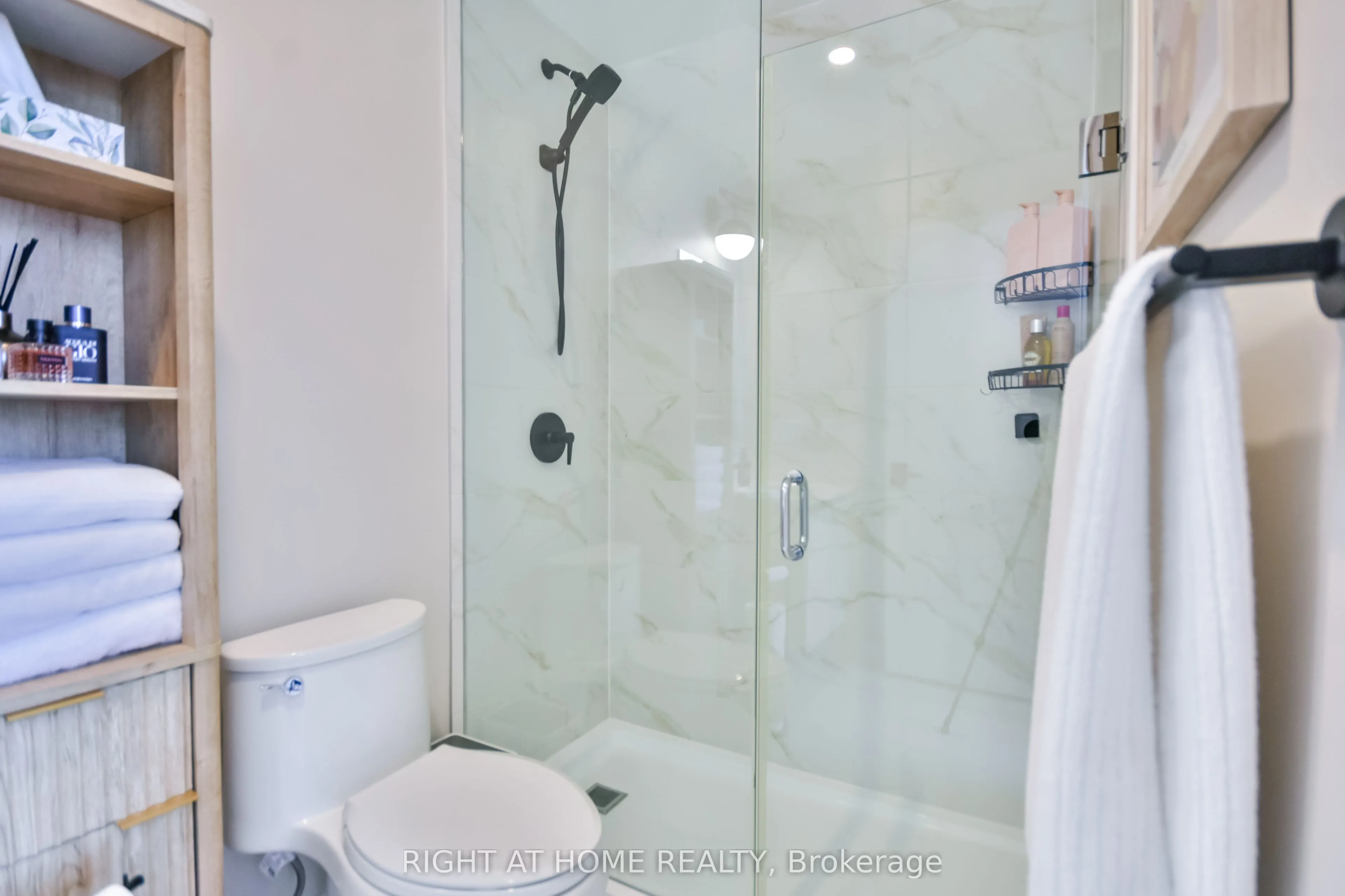 405 Dundas Street W, #119