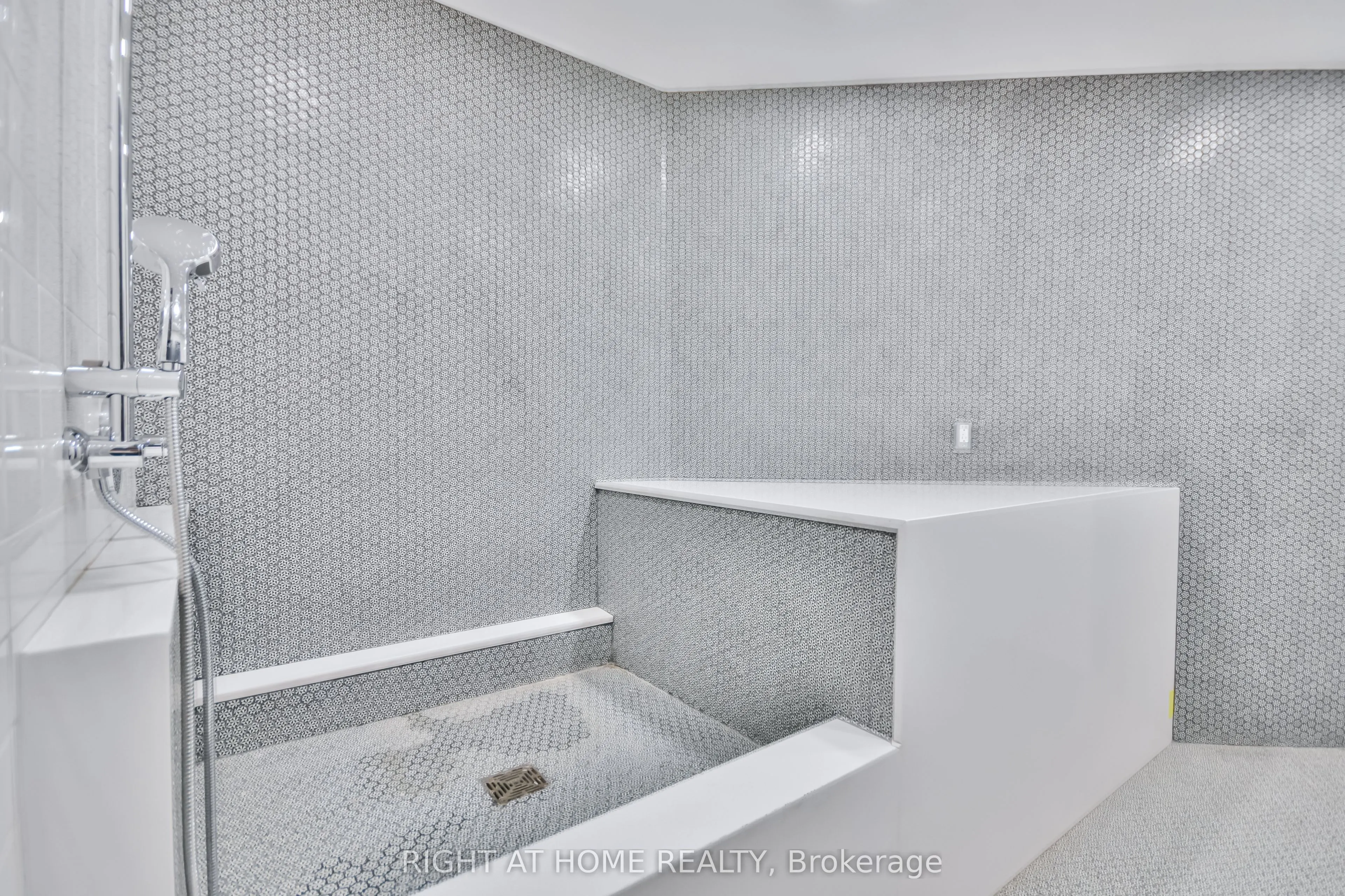 405 Dundas Street W, #119
