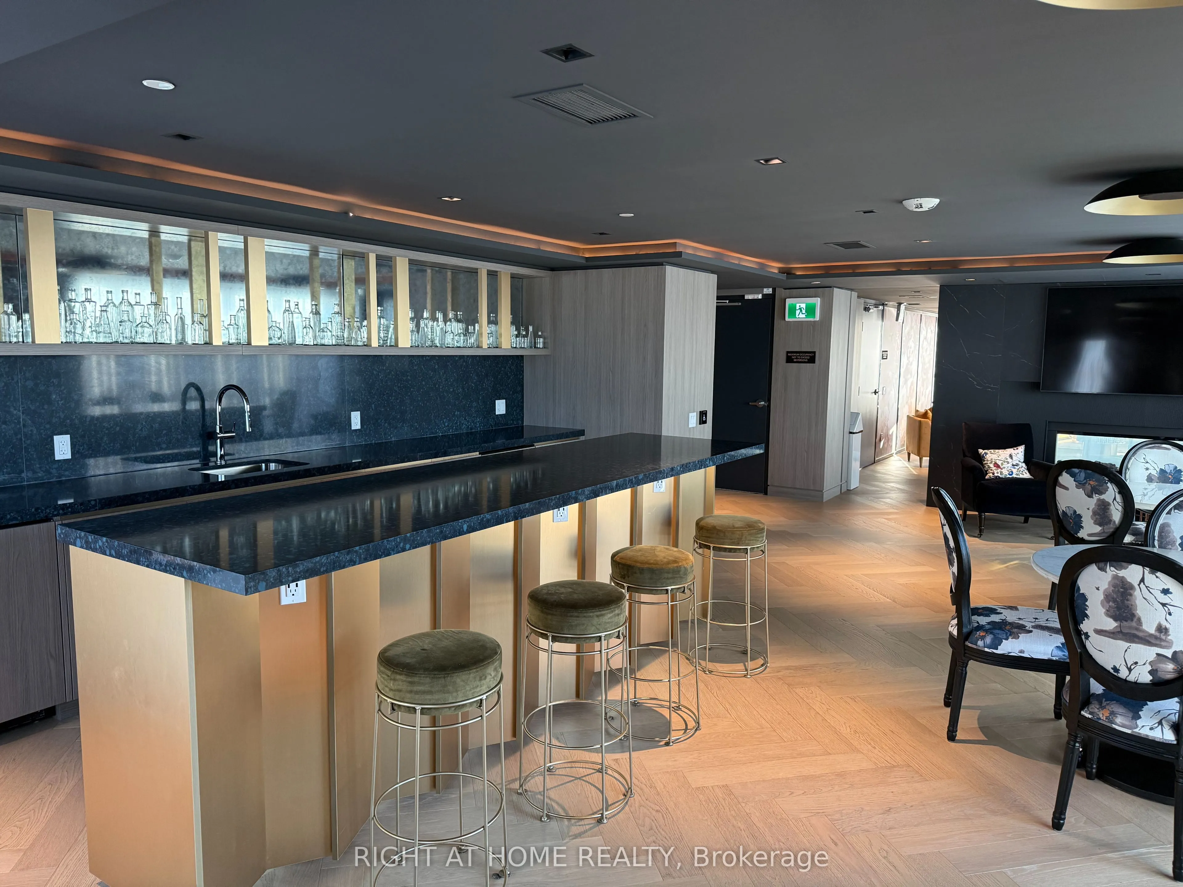 405 Dundas Street W, #119