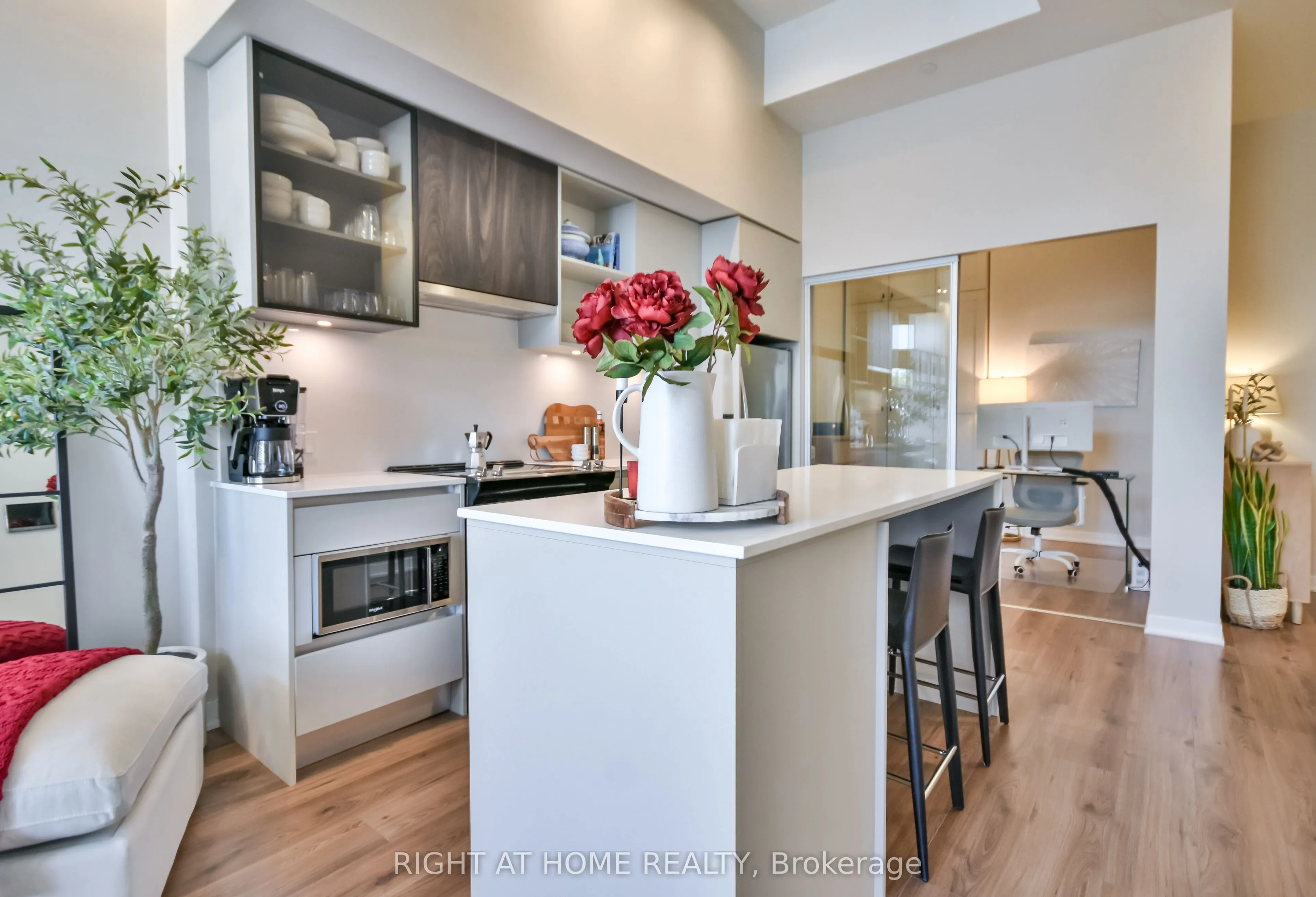 405 Dundas Street W, #119
